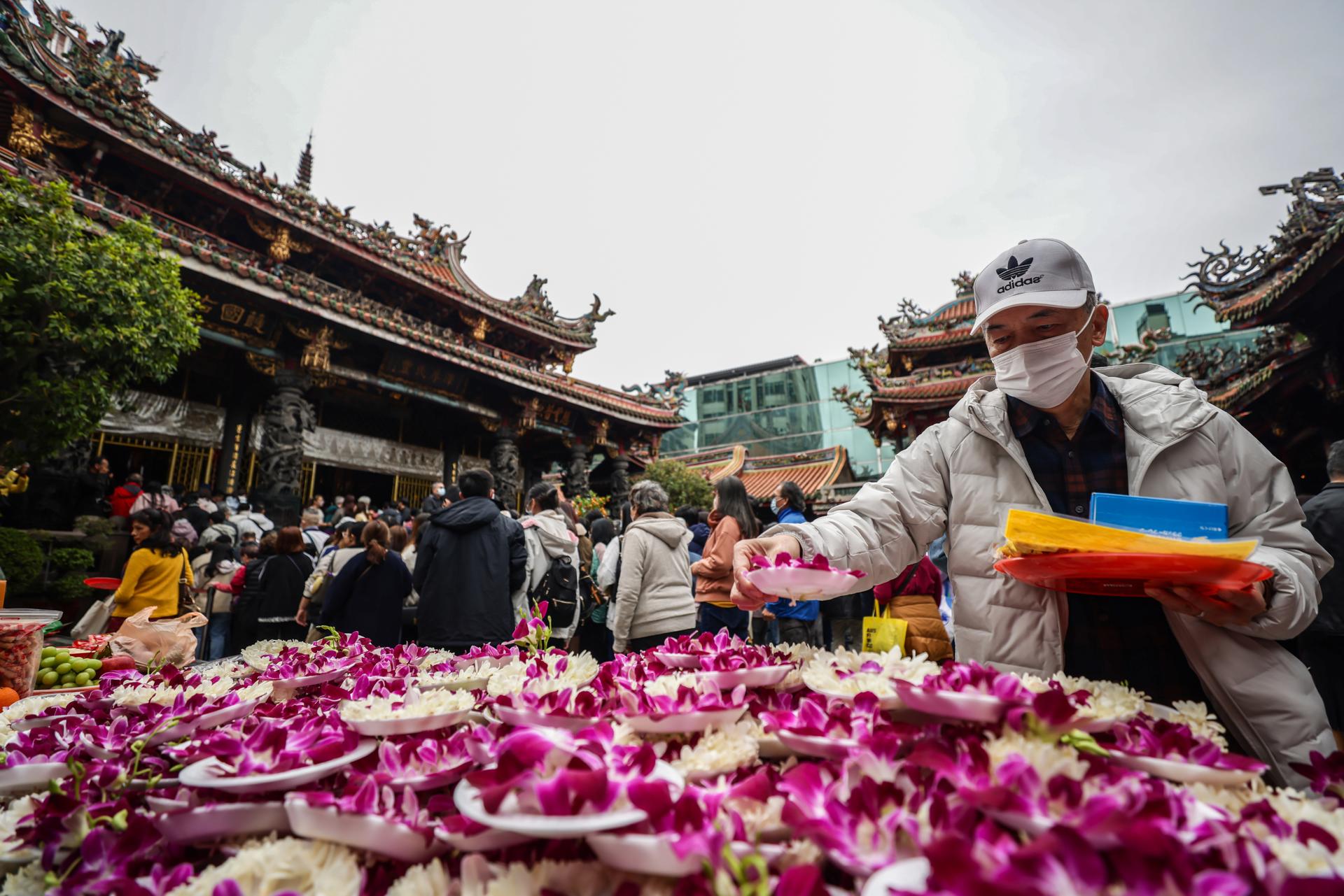 TAIPEI (Taiwan), 17/02/2026.- People pray and make offerings inside a temple during Lunar New Year celebrations in Taipei, Taiwan, 17 February 2026. The Chinese Lunar New Year, also known as the Spring Festival, marks the start of the Year of the Fire Horse in the Chinese zodiac. EFE/EPA/RITCHIE B. TONGO