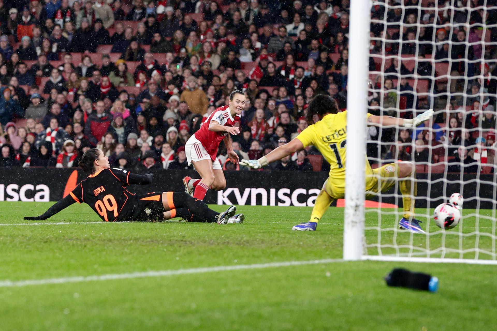 LONDON (United Kingdom), 01/02/2026.- Caitlin Foord of Arsenal (C) scores the 3-2 goal in extra time during the FIFA Women's Champions Cup 2026 final between Arsenal WFC and SC Corinthians Paulista, in London, Britain, 01 February 2026. (Reino Unido, Londres) EFE/EPA/DAVID CLIFF