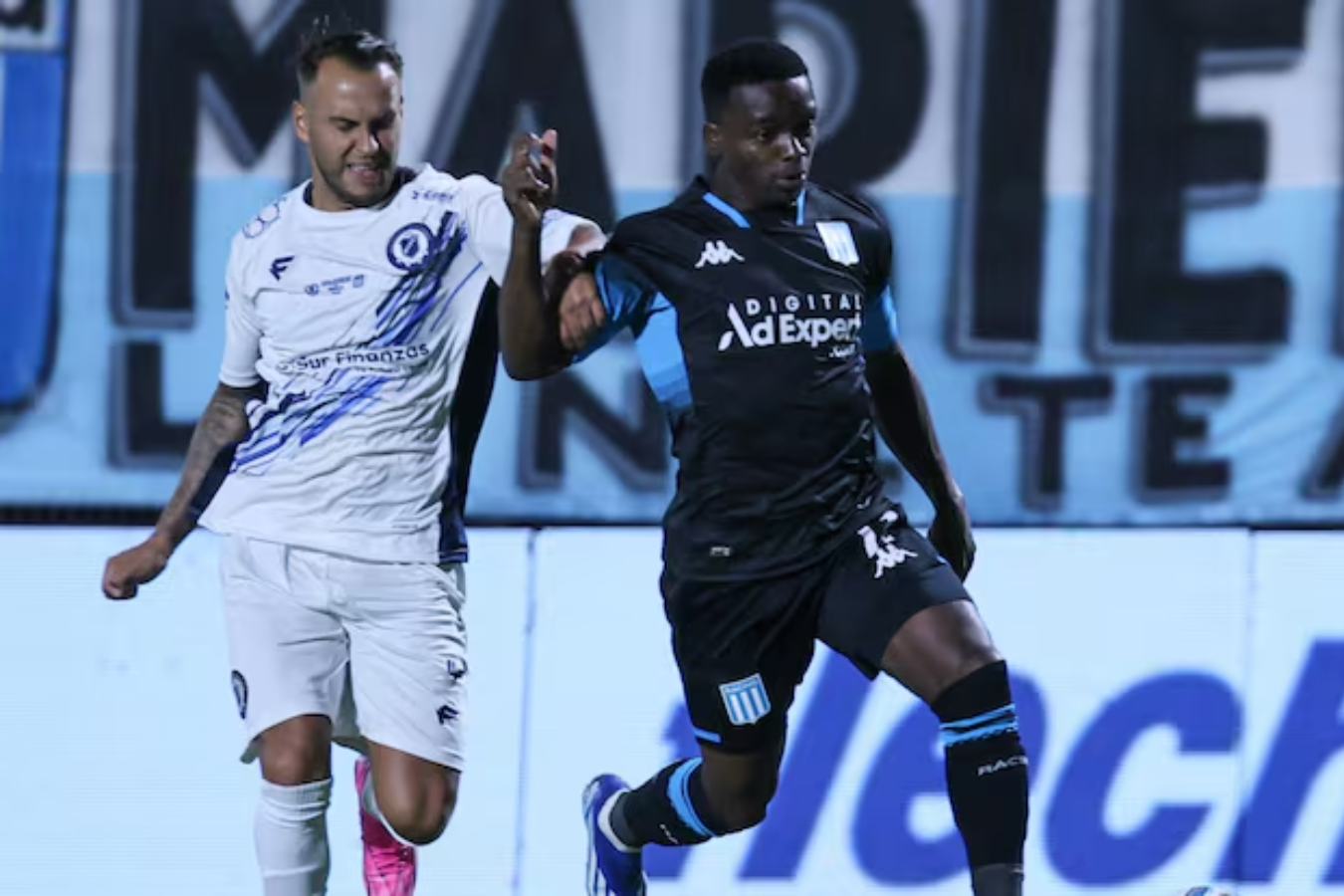 Vea el gol de Johan Carbonero en la victoria 3-0 de Racing a Defensa y Justicia