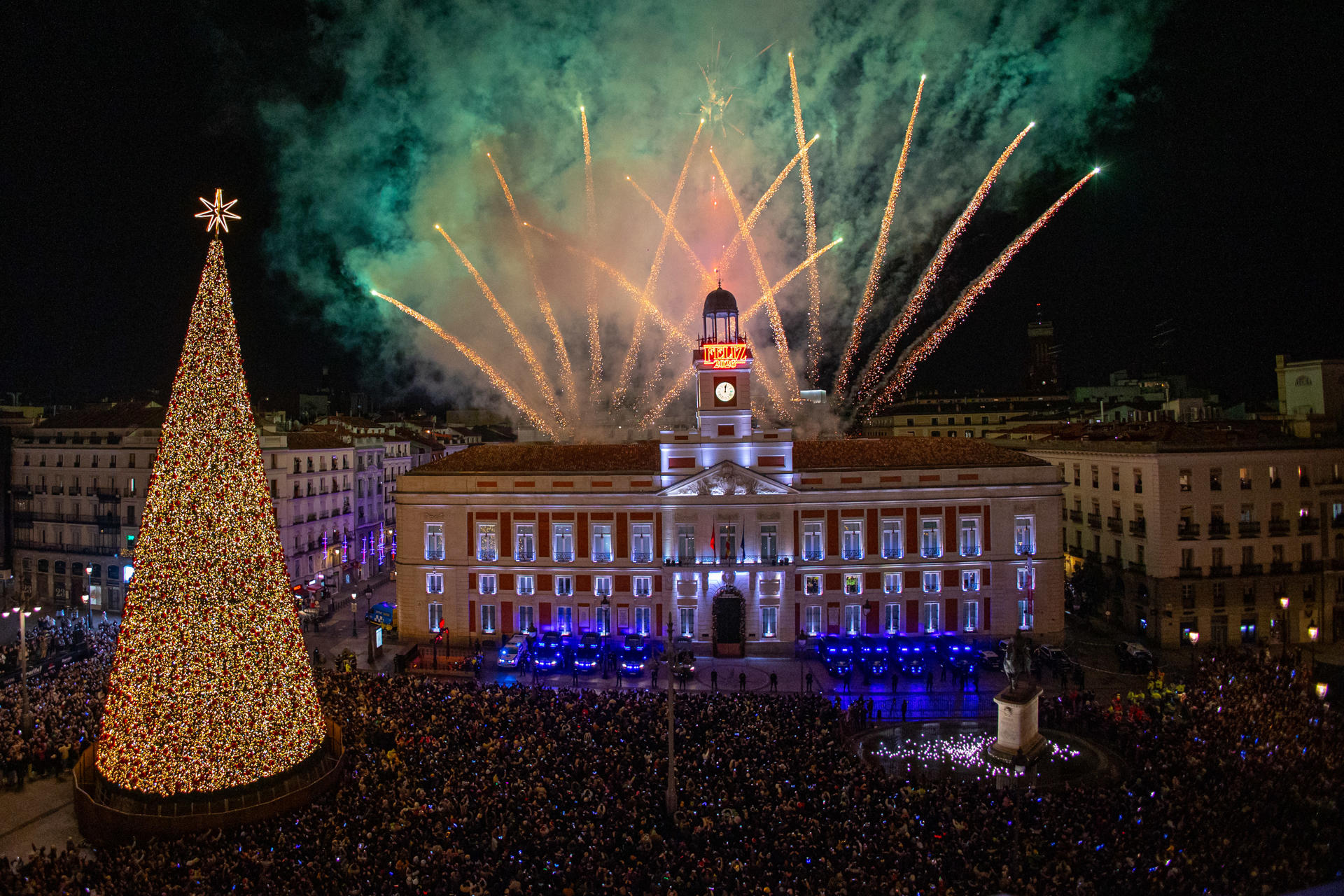 AME1365. MADRID (ESPAÑA), 31/12/2025.- Fotografía que muestra fuegos artificiales durante la celebración de las Campanadas de Nochevieja este jueves, en la Puerta del Sol de Madrid (España). EFE/ Daniel González