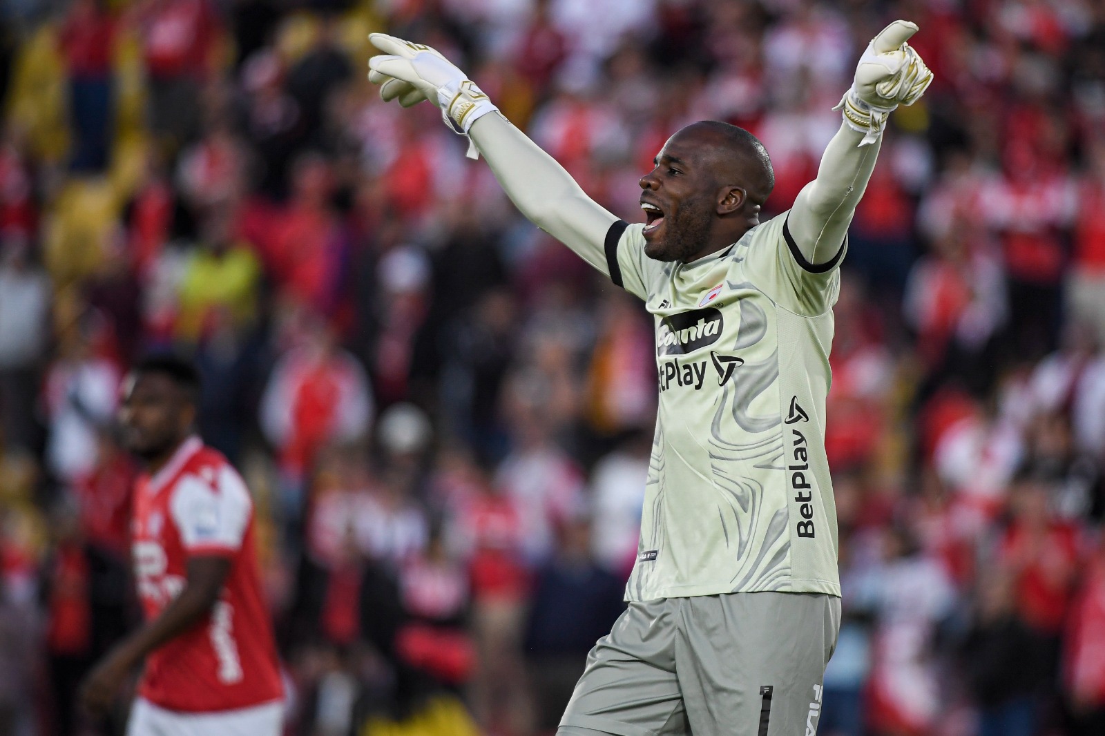 Andrés Mosquera, portero de Santa Fe, no logró mantener el arco en cero, pero salvo al equipo local de un empate 2-2 en más de una ocasión.