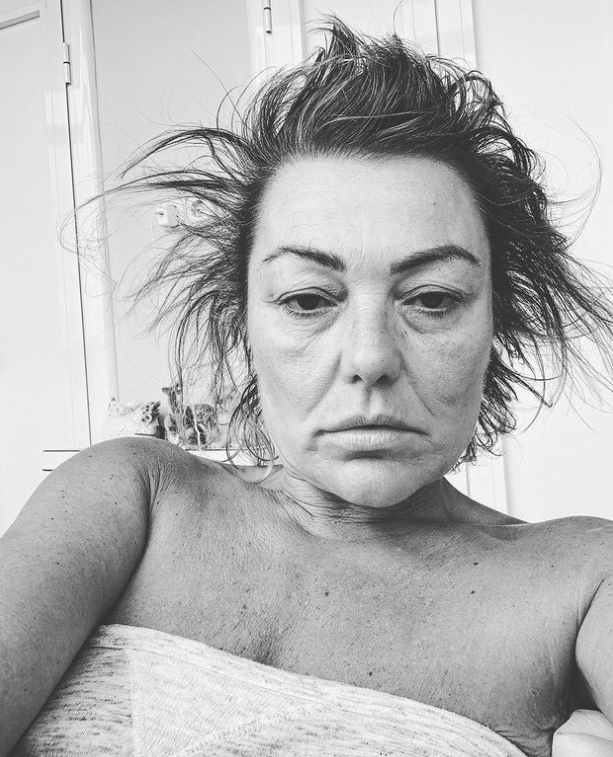 Cantante luce desgastada, mirando de forma agotada y con ojeras su situación.