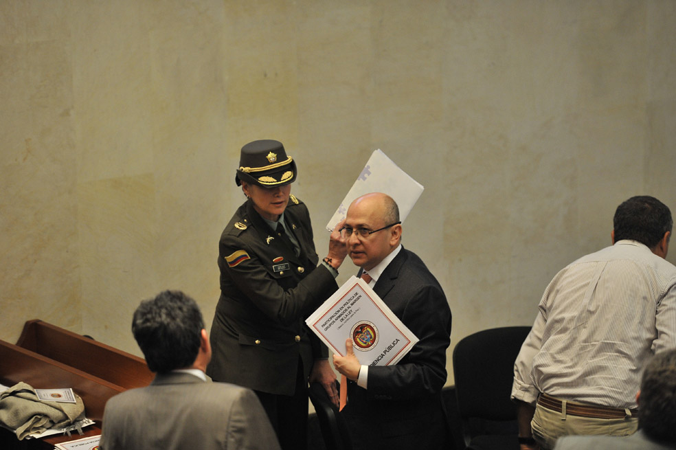 ¿Dejar las armas para ingresar al Congreso?