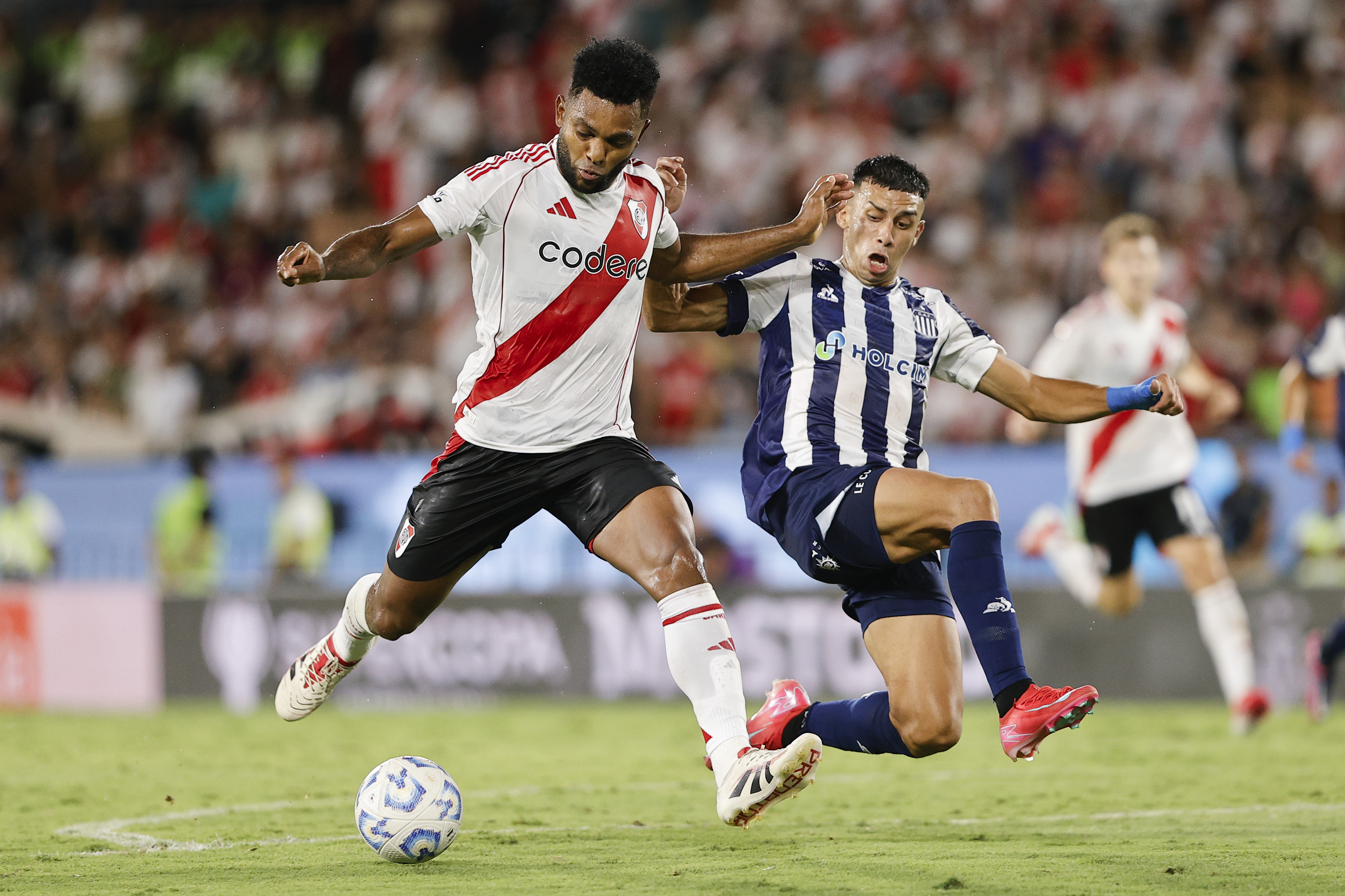AMDEP3299. ASUNCIÓN (PARAGUAY), 05/03/2025.- Miguel Borja (i) de River disputa el balón con Emanuel Reynoso de Talleres este miércoles, en un partido de la final de la Supercopa Internacional entre River Plate y Talleres en el estadio La Nueva Olla en Asunción (Paraguay). EFE/ Juan Pablo Pino