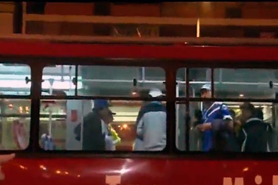 En seis estaciones de Transmilenio se enfrentaron hinchas de Millonarios y Nacional