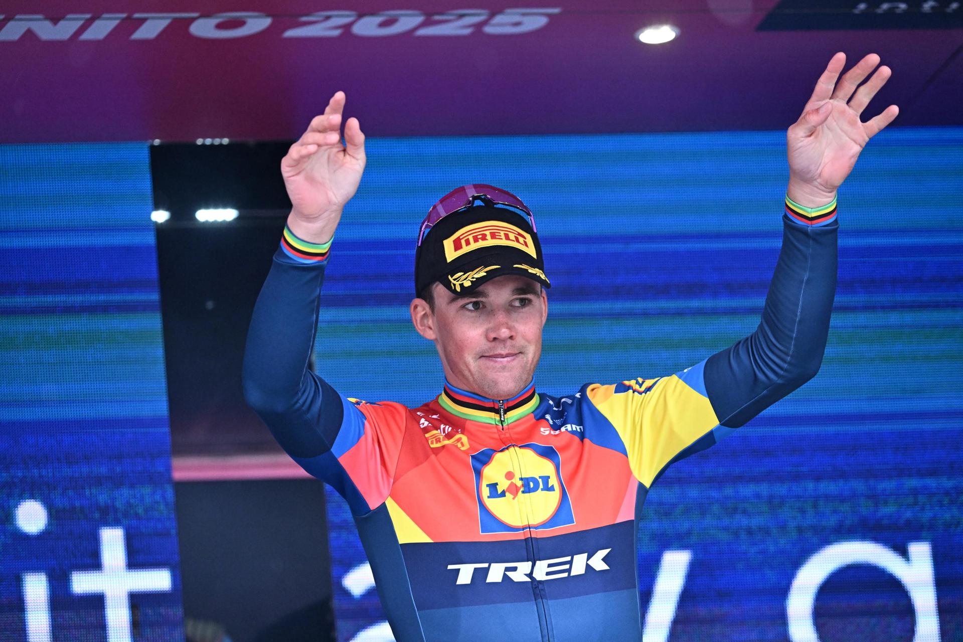 BORMIO (Italy), 28/05/2025.- Danish rider Mads Pedersen of Lidl-Trek team, retaining the points classification leader's cyclamen jersey, celebrates on the podium after the 17th stage of the 108 Giro d'Italia 2025, cycling race over 155 km from San Michele all'Adige to Bormio, 28 May 2025. (Ciclismo, Italia) EFE/EPA/LUCA ZENNARO