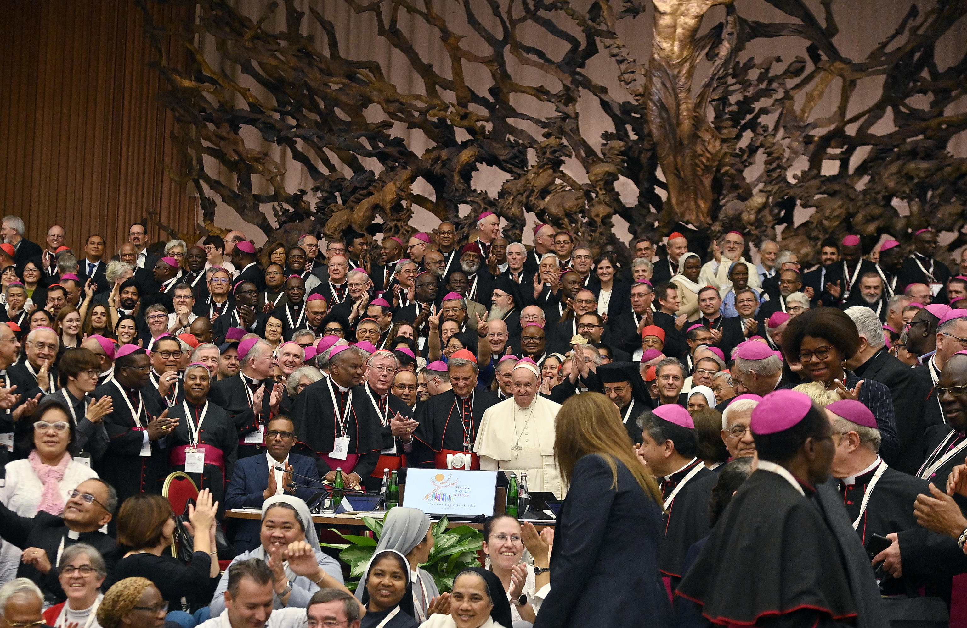 Vatican City (Vatican City State (holy See)), 26/10/2024.- Pope Francis (C) poses for a family photo at the conclusion of the Synod of bishops in the Hall Paul VI, Vatican City, 26 October 2024. (Papa, Obispo) EFE/EPA/RICCARDO ANTIMIANI