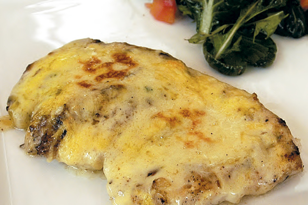 Corvina gratinada sobre papa y palmitos