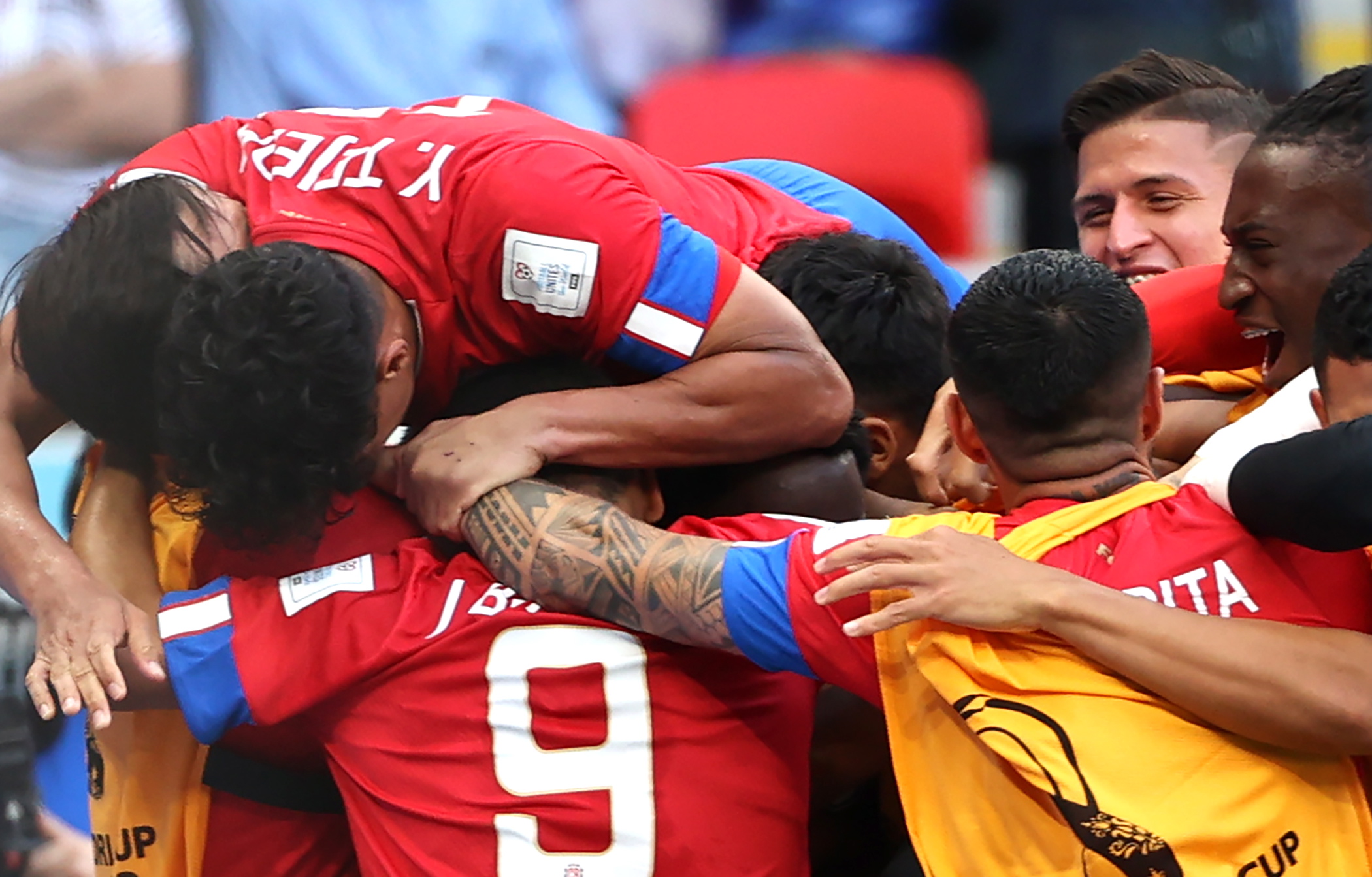 Doha (Qatar), 27/11/2022.- Players of Costa Rica celebrate after scoring the opening goal during the FIFA World Cup 2022 group E soccer match between Japan and Costa Rica at Ahmad bin Ali Stadium in Doha, Qatar, 27 November 2022. (Mundial de Fútbol, Japón, Catar) EFE/EPA/Ali Haider