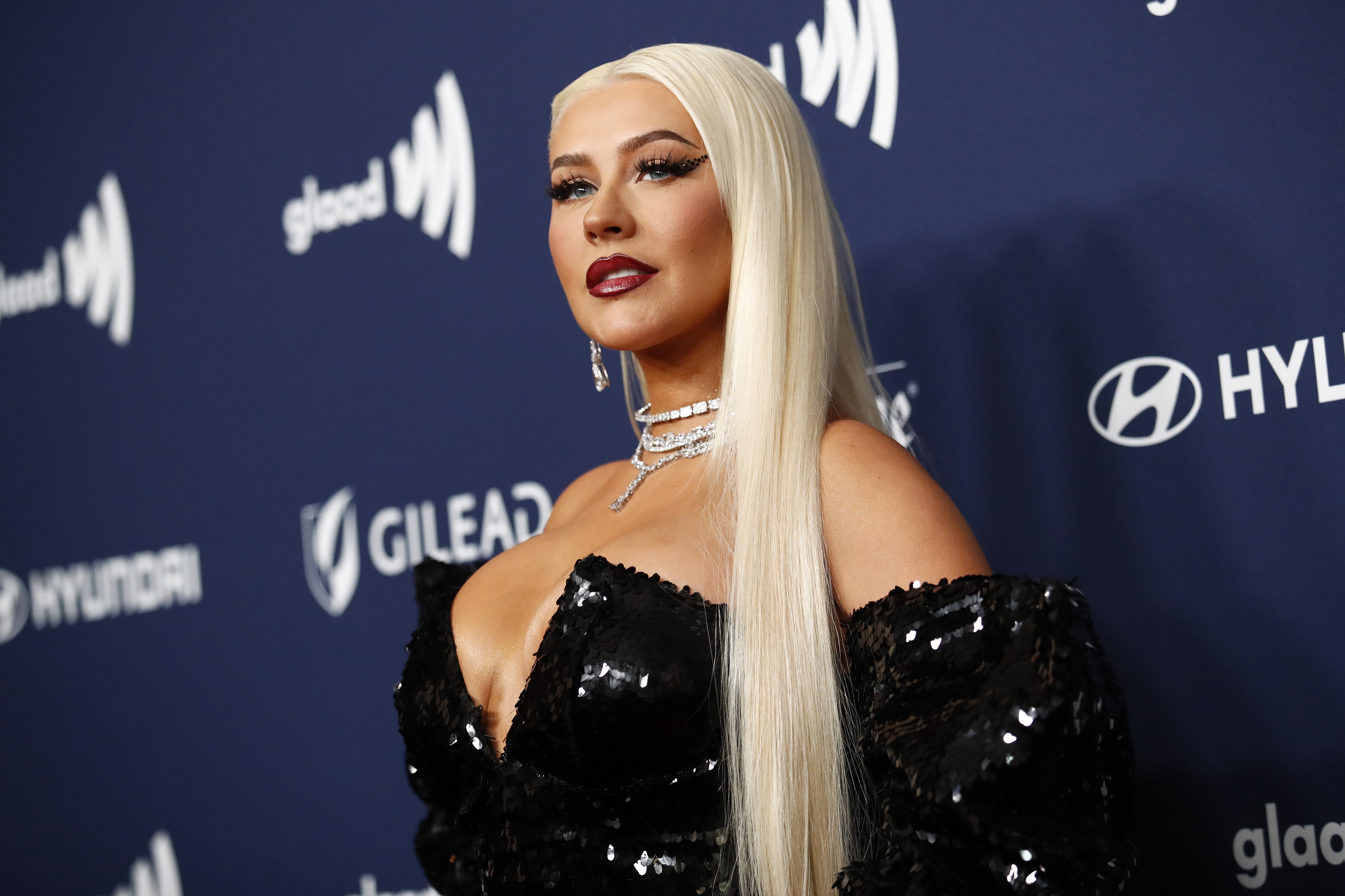 Christina Aguilera usa un bolso como falda, ¿cómo lo hizo?