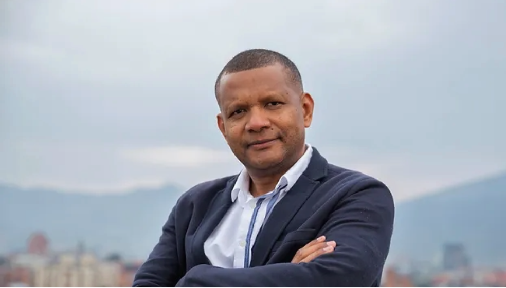 ¿Quién es el hombre detrás de la voz oficial de Caracol Televisión? Míralo aquí