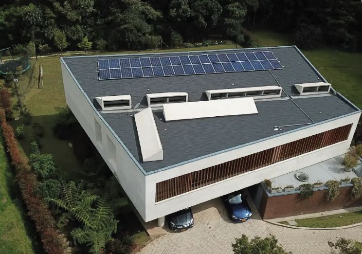 Paneles solares en una vivienda en Colombia.