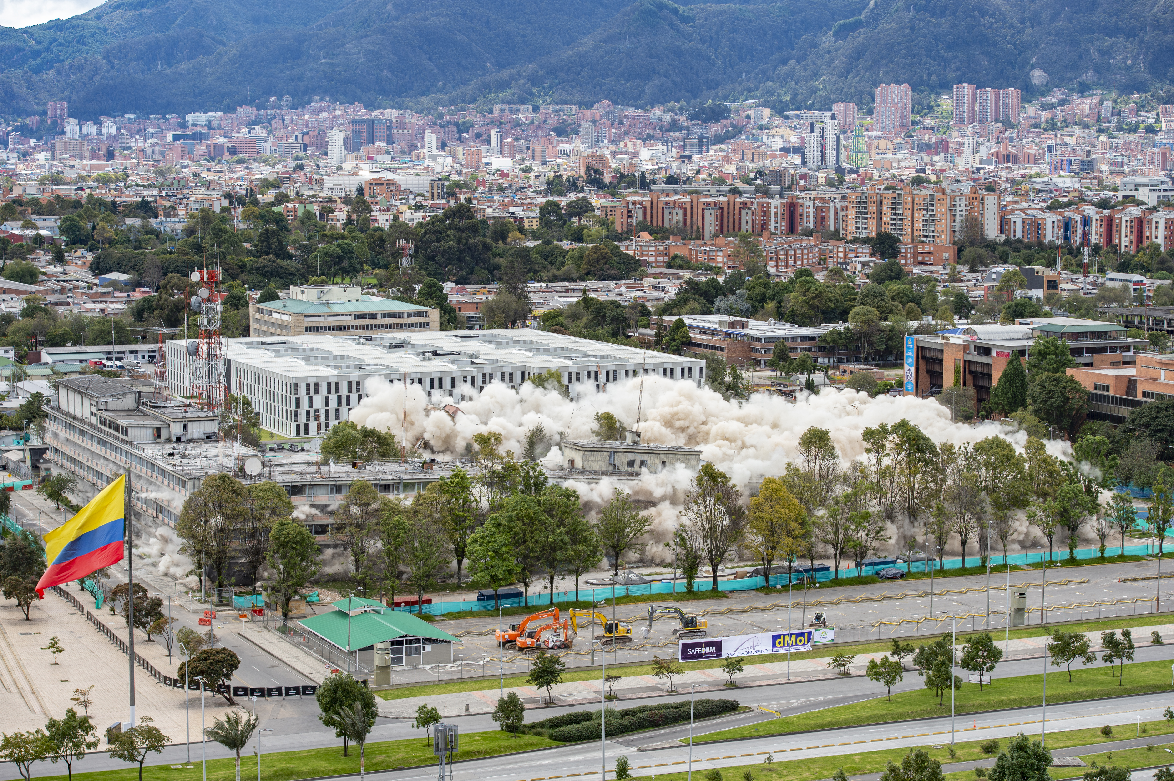Para la implosión, se desplegó un operativo de seguridad y manejo de tráfico en la zona. Se cerró la Av. El Dorado (calle 26) entre las carreras 50 y 60 desde las 9:00 a.m. y hasta las 11:00 a.m de este 4 de julio.