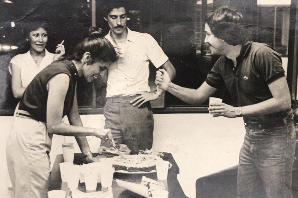 En su oficina. Y yo con pelo y bigote. Me celebraba mi cumpleaños la Jefa Querida.Archivo particularSilvia, mi Jefa Querida, fue uno de esos seres humanos predestinados a cambiar vidas. Las de su familia inmediata, Kai y Alexandra, los hijos por quienes se sentía más que orgullosa, así como sus nietos. Alberto Donadio, su esposo, compañero, colega, amigo y cómplice. Juntos fueron uno solo, y de qué hermosa manera. Las del resto de su familia, de sus amigos y de todas aquellas personas que fueron tocadas directamente por su natural bonhomía. También, indirectamente, las de los muchos lectores que acumuló a través de sus columnas, debido a su verticalidad, integridad e implacable mordacidad, primero en Santander, en Vanguardia, y luego en el país, a través de El Espectador y la revista Cambio. No en vano le fue otorgado en 1987 el Premio Simón Bolívar a la mejor columna de opinión.