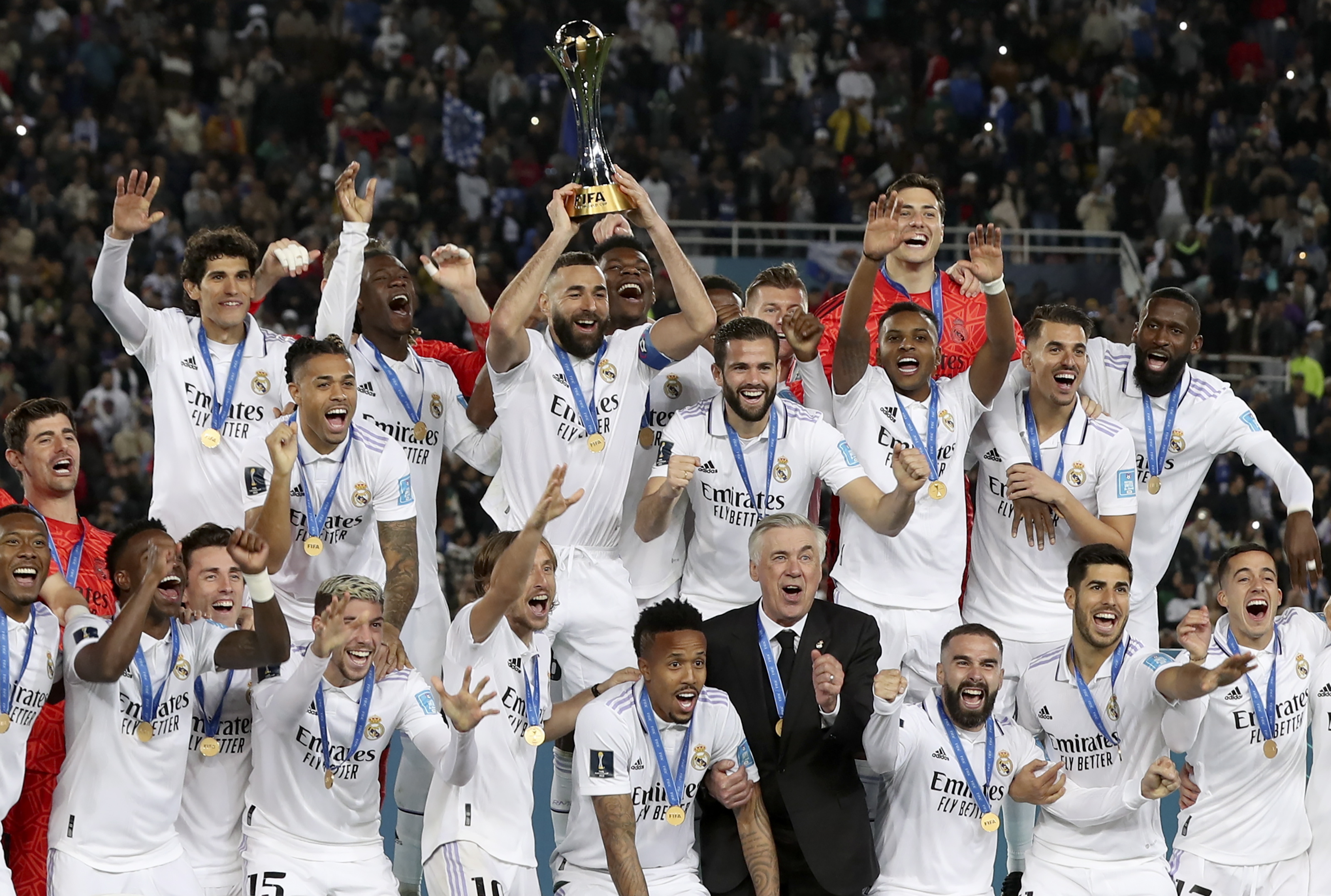 Rabat (Morocco), 11/02/2023.- Players of Real Madrid celebrate with the trophy after winning the FIFA Club World Cup final between Real Madrid and Al Hilal SFC in Rabat, Morocco, 11 February 2023. (Mundial de Fútbol, Marruecos) EFE/EPA/Mohamed Messara
