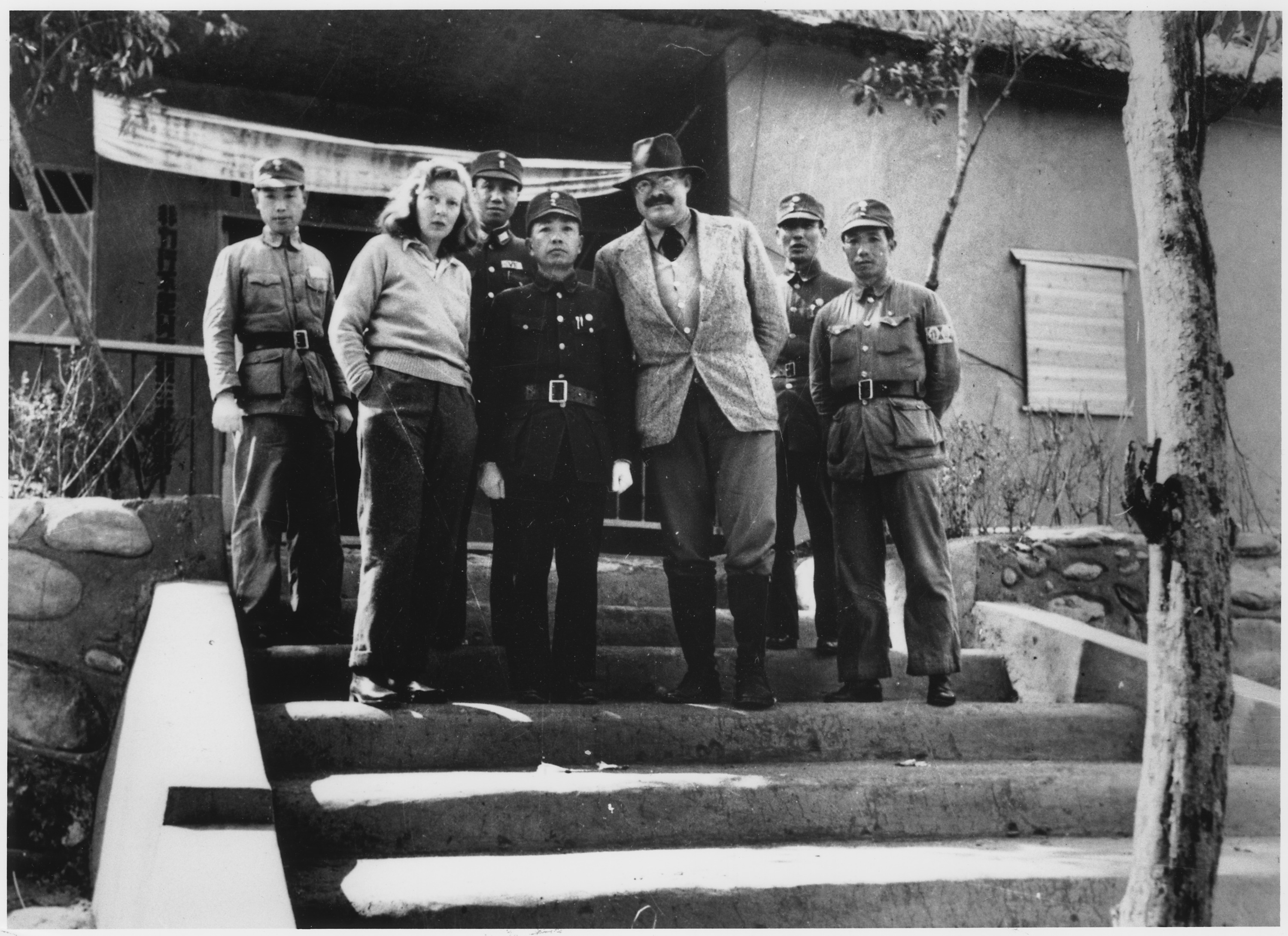 Martha Gellhorn fue una de las esposas del ganador del Nobel de Literatura Ernest Hemingway. Aquí está posando con él junto con un grupo de militares chinos.