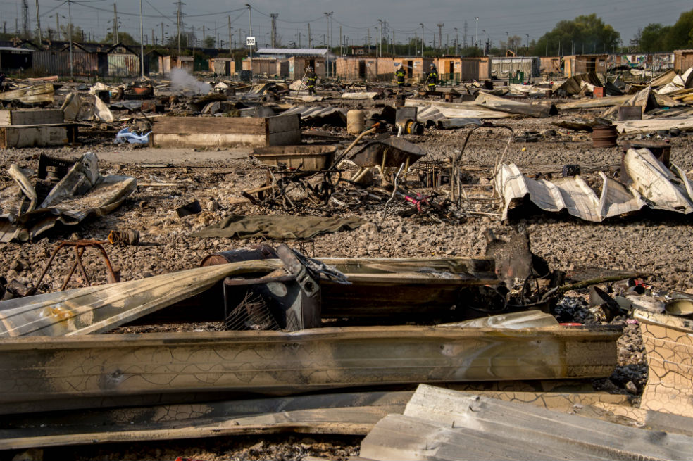 Campamento que albergaba a 1.500 migrantes en Francia evacuado tras voraz incendio