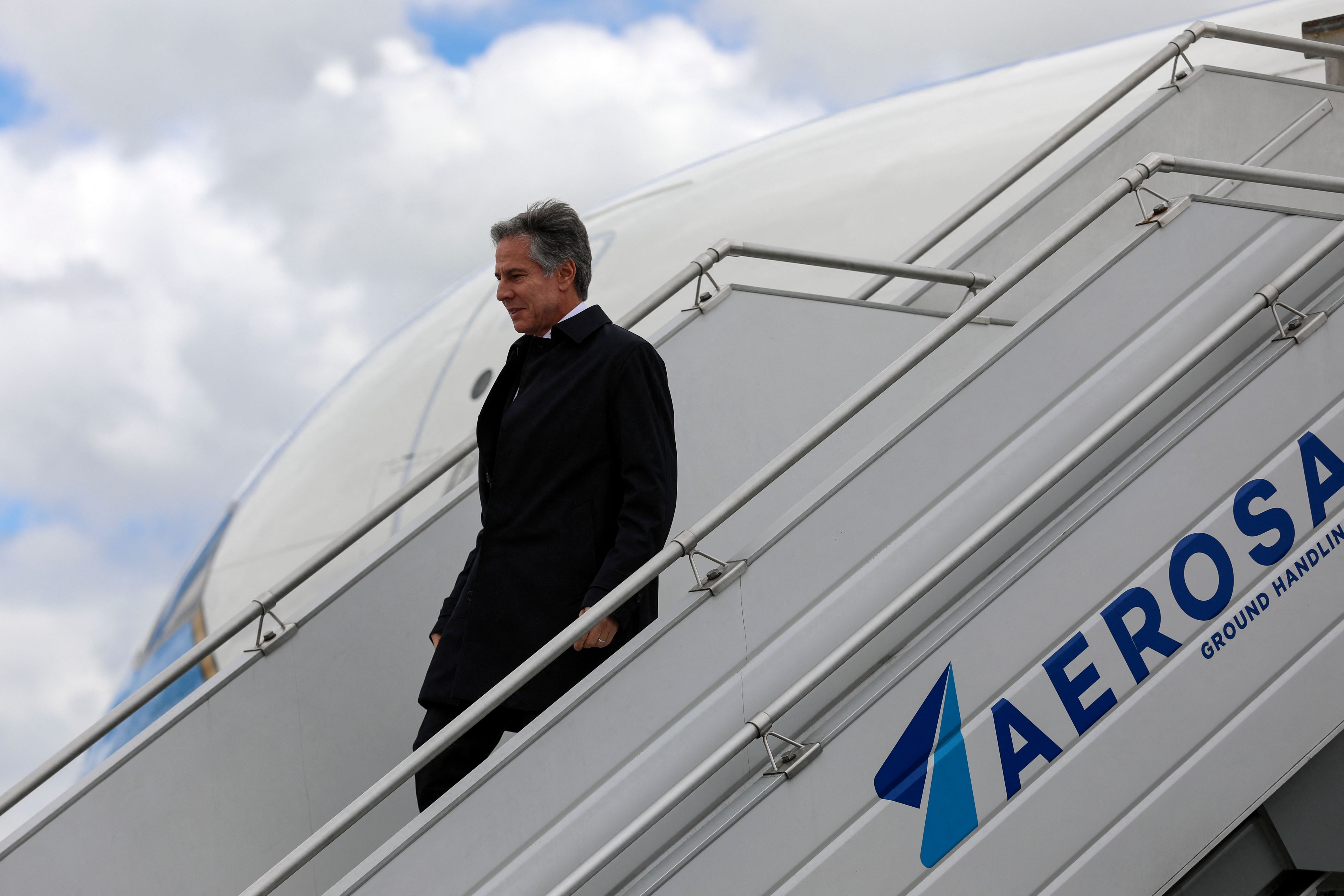 El secretario de Estado de EE. UU., Antony Blinken, desembarca su avión al llegar al Comando Aéreo de Transporte Militar CATAM.