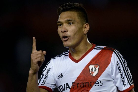 Con gol de Teo Gutiérrez, River ganó y es líder en Argentina