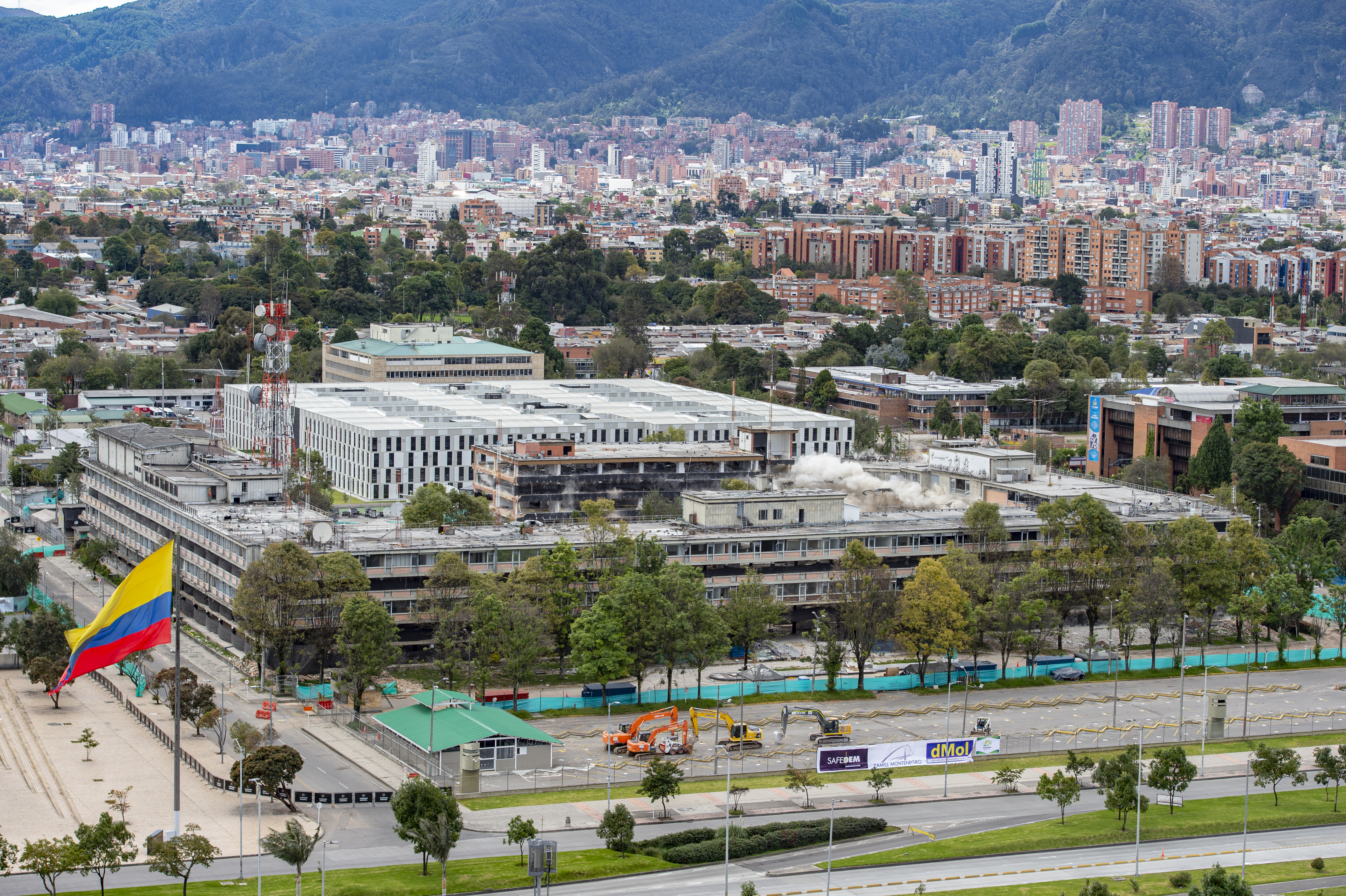 De acuerdo con el Ministerio de Defensa, la estructura que tenía cinco pisos estaba en un avanzado estado de deterioro. Quedaba ubicada en el Centro Administrativo Nacional (CAN), en la localidad de Teusaquillo en Bogotá.