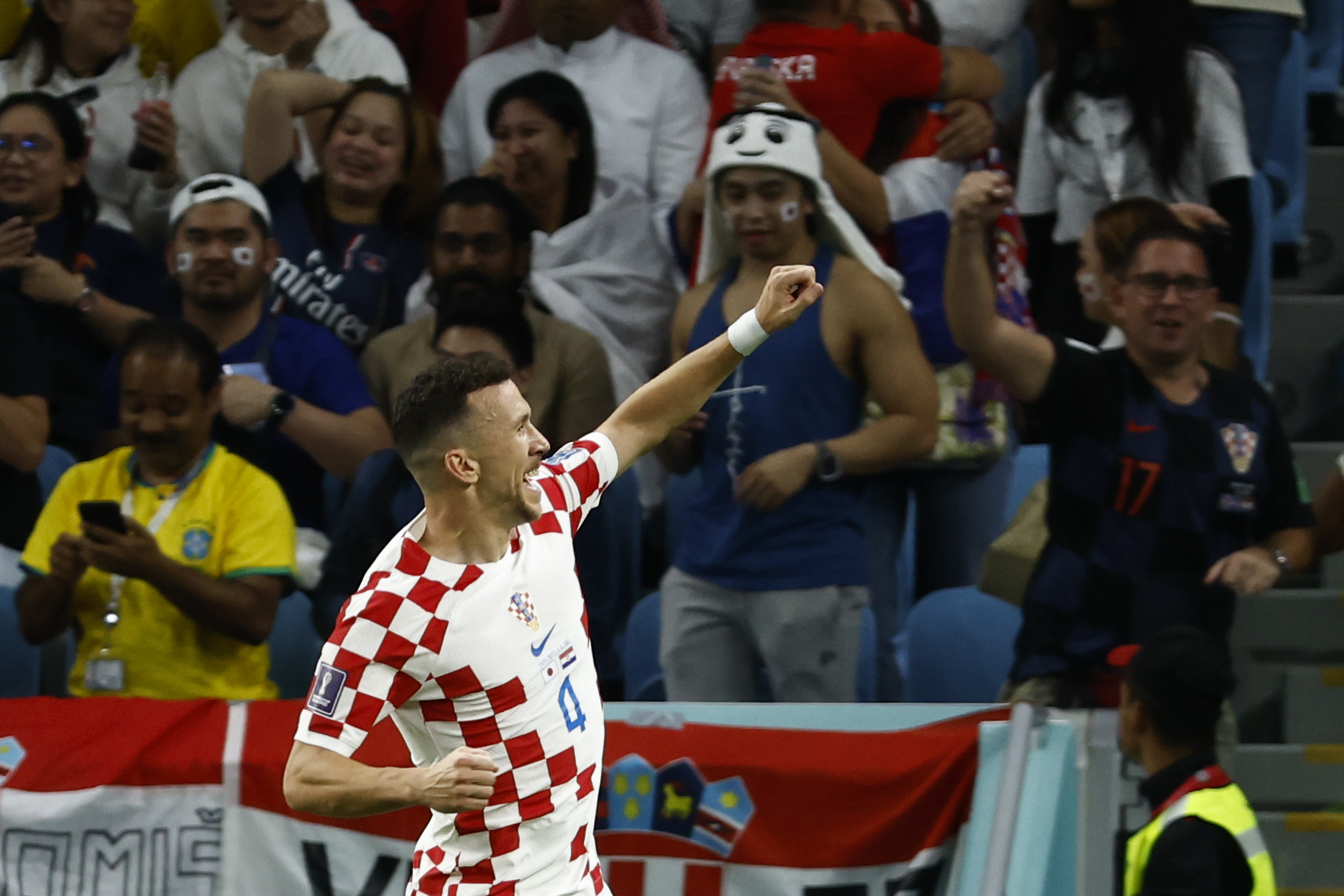 GR1038. AL WAKRAH (CATAR), 05/12/2022.- Ivan Perisic de Croacia celebra un gol hoy, en un partido de los octavos de final del Mundial de Fútbol Qatar 2022 entre Japón y Croacia en el estadio Al Janoub en Al Wakrah (Catar). EFE/ José Méndez
