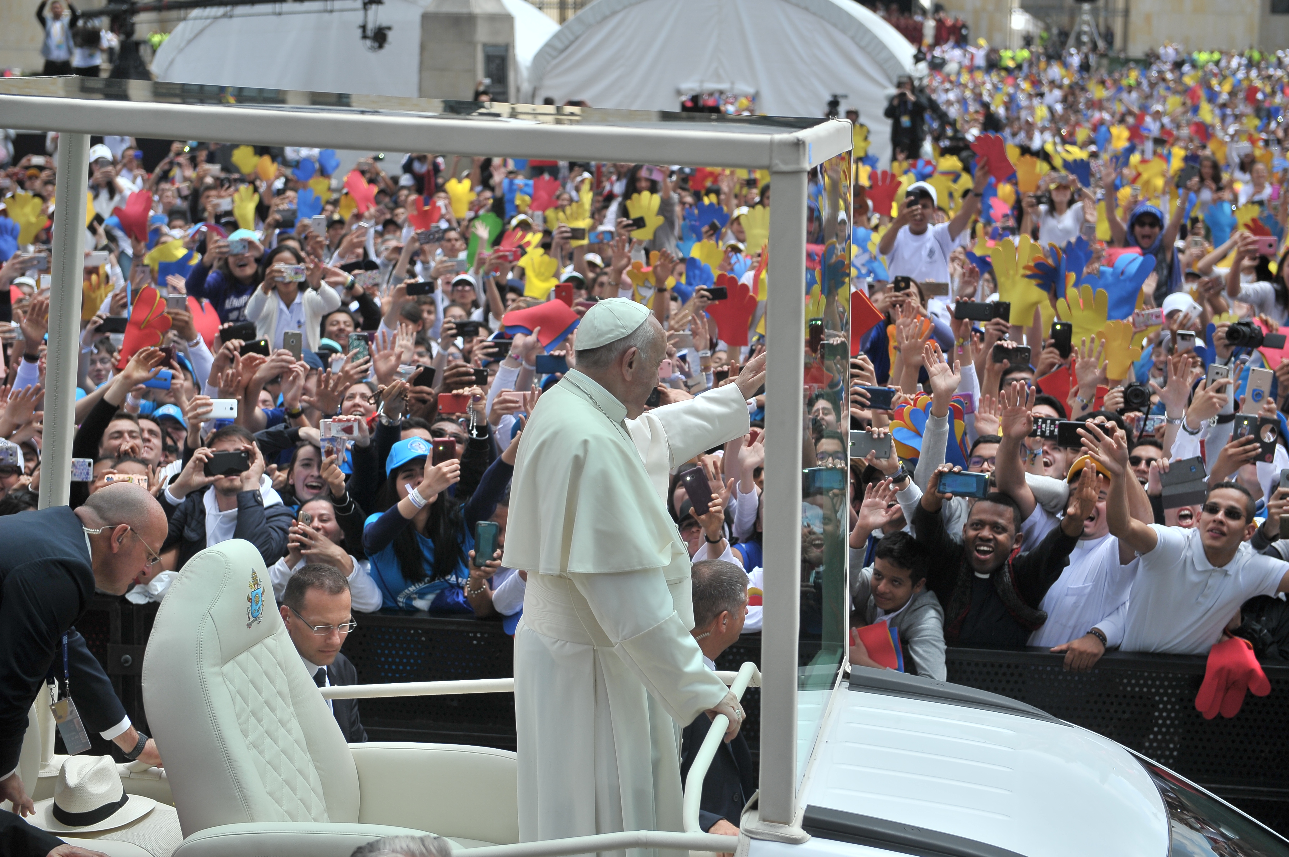 Feligreses asisten a la Plaza de Bolívar, para ver al papa Francisco "Jorge Mario Bergolio", en su segunda día de visita a Colombia.