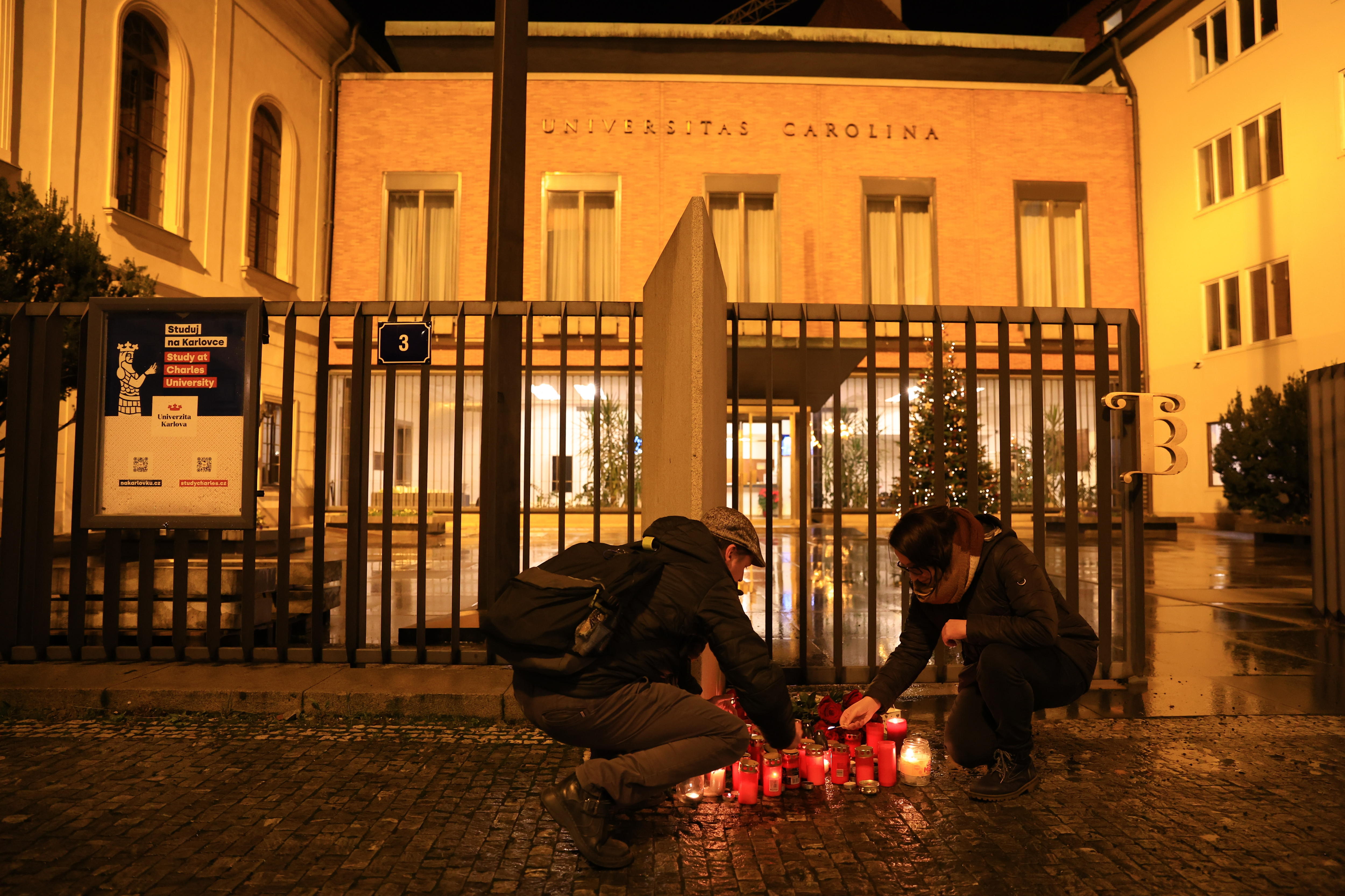Una masacre enluta a Praga y reaviva dudas sobre la tenencia de armas