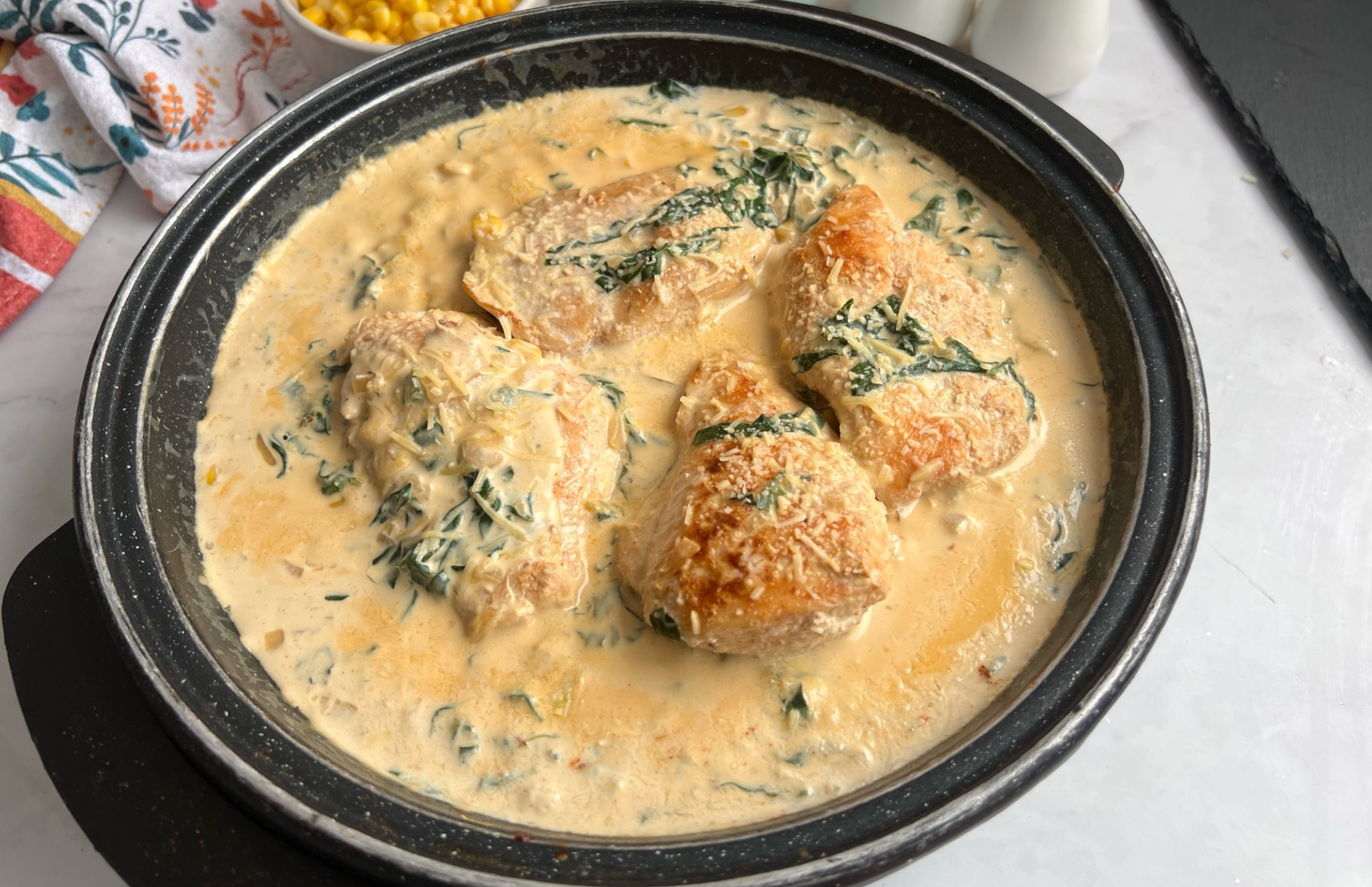 Pollo cremoso con espinaca y maíz