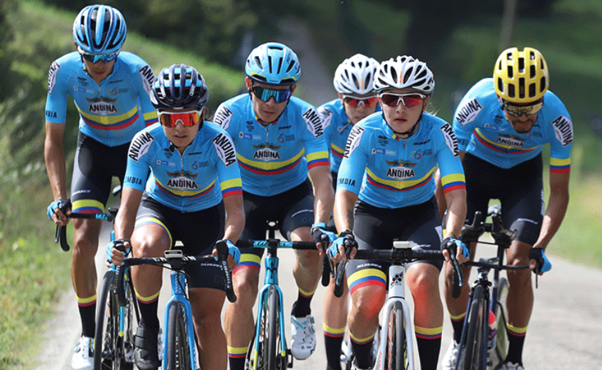 El pelotón en el circuito de Ímola para el Mundial de Ciclismo en Ruta