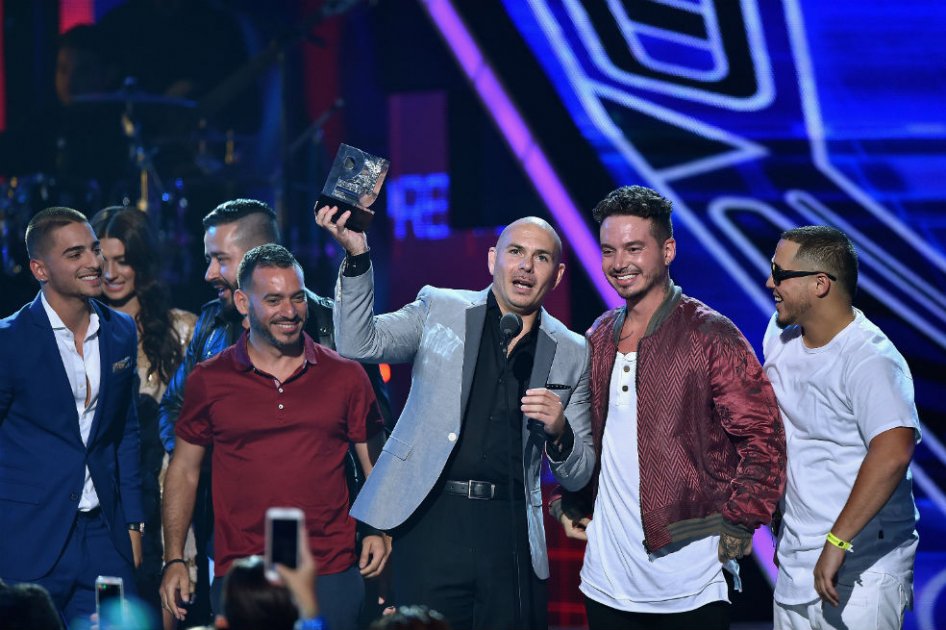Pitbull también le da la espalda a Donald Trump