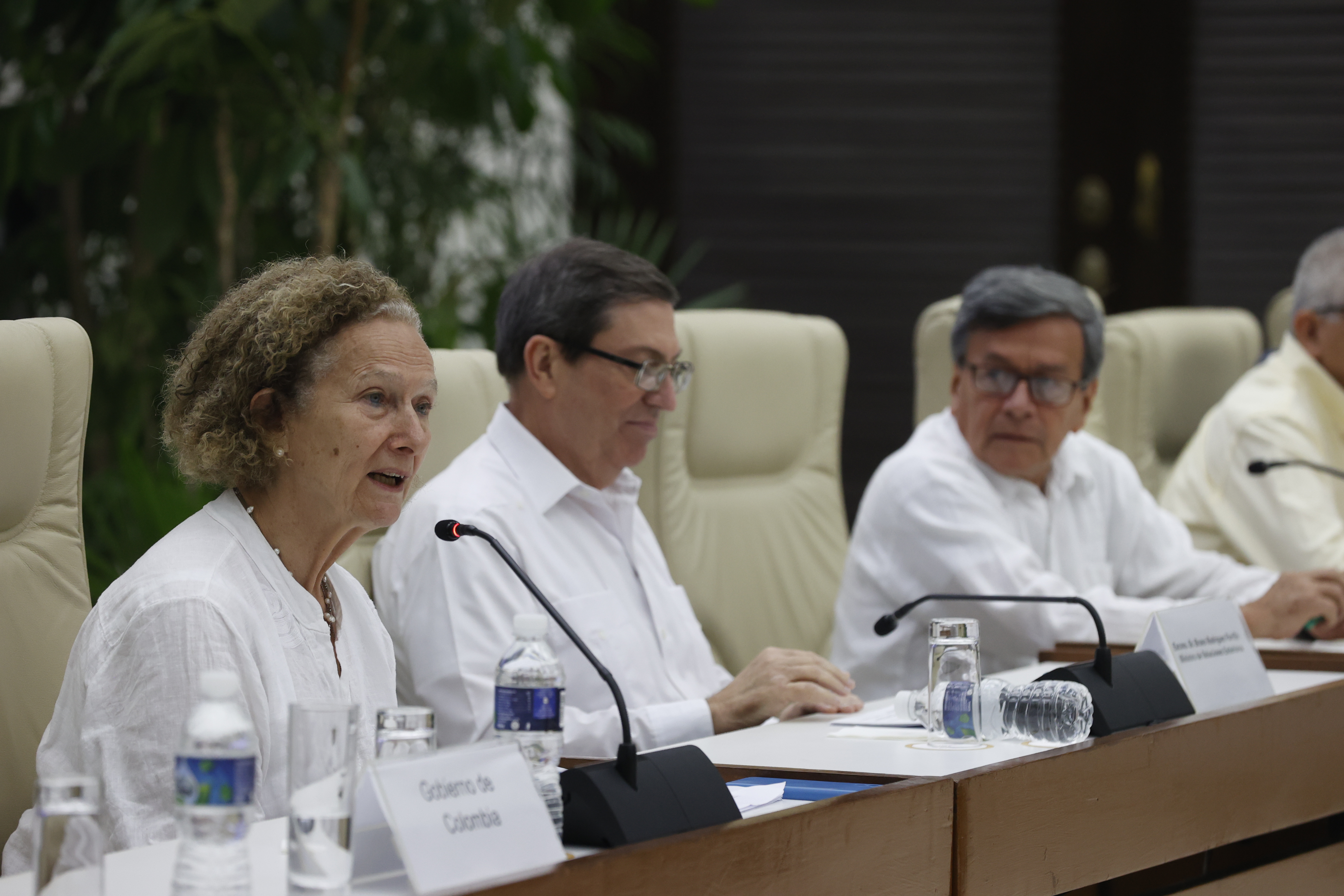 AME6394. LA HABANA (CUBA), 06/02/2024.- Pablo Beltrán (d), jefe negociador del Ejército de Liberación Nacional (ELN); Vera Grabe (i), jefa del equipo de negociación del Gobierno de Colombia, y Bruno Rodríguez (c), ministro de Relaciones Exteriores de Cuba, participan durante una sesión del sexto ciclo de negociaciones con el Ejército de Liberación Nacional (ELN), hoy, en La Habana (Cuba). El Gobierno colombiano y el Ejército de Liberación Nacional (ELN) anunciaron este lunes un acuerdo para crear un "fondo multidonante para el proceso de paz" en la clausura del sexto ciclo de negociaciones, celebrado en La Habana. EFE/ Ernesto Mastrascusa