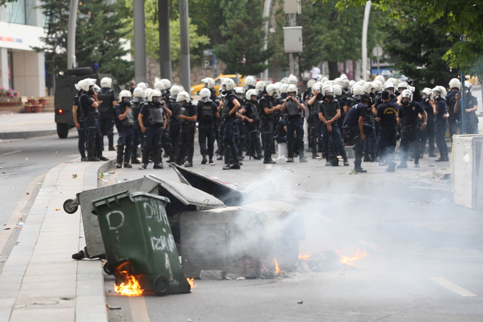 Protesta turca se mantiene en la calle pese al desalojo de Taksim y Gezi