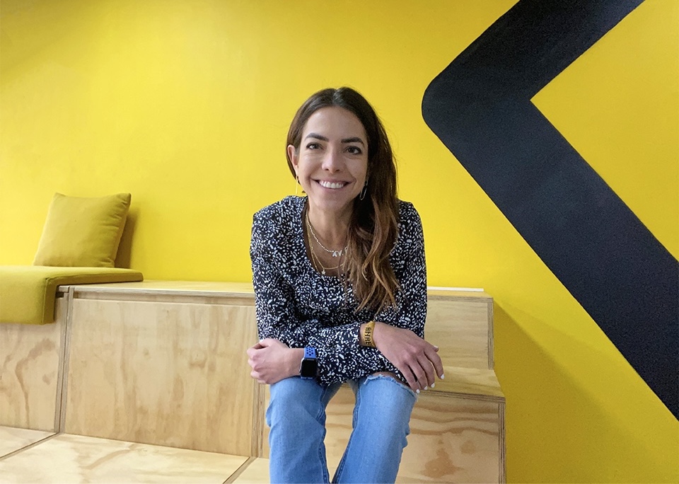 La mujer que acredita habilidades profesionales por medio de la tecnología