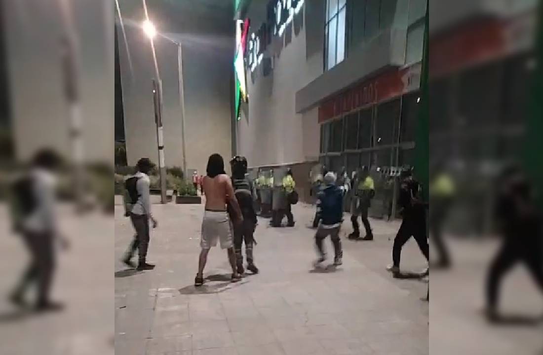Plantón en rechazo a supuesto abuso sexual terminó en enfrentamientos en Bogotá