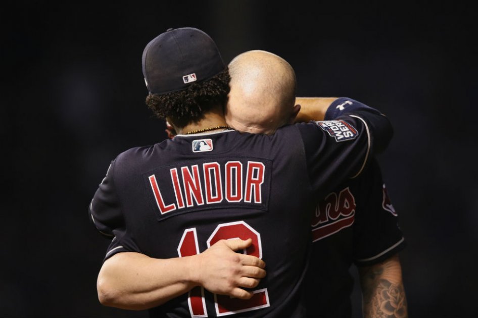 Lindor y Napoli celebran una de las anotaciones de los Indios. Foto: AFP