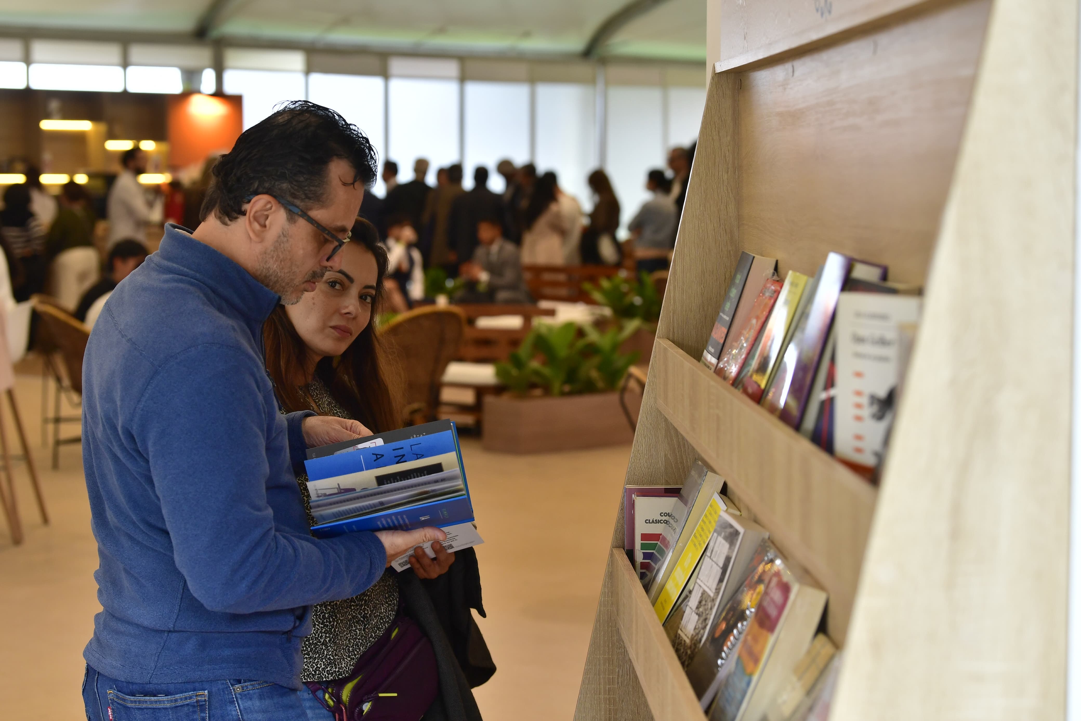 Con el lema "Vernos de cerca", el Festival Gabo reúne a periodistas, lectores y pensadores en un escenario que invita a al intercambio de ideas para imaginar futuros posibles.