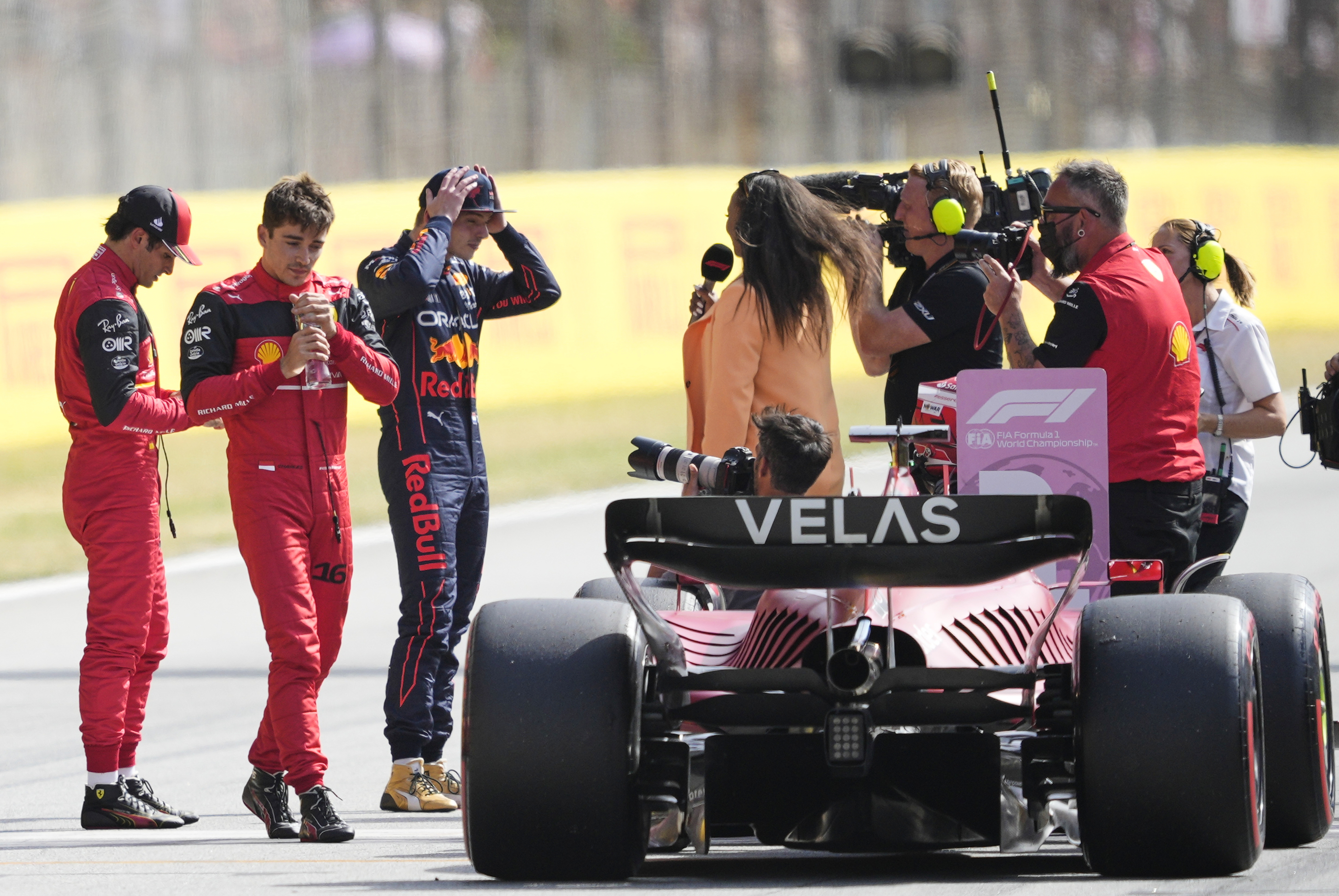 Fórmula 1: Leclerc ganó la “pole” y el carro de Mick Schumacher se incendió