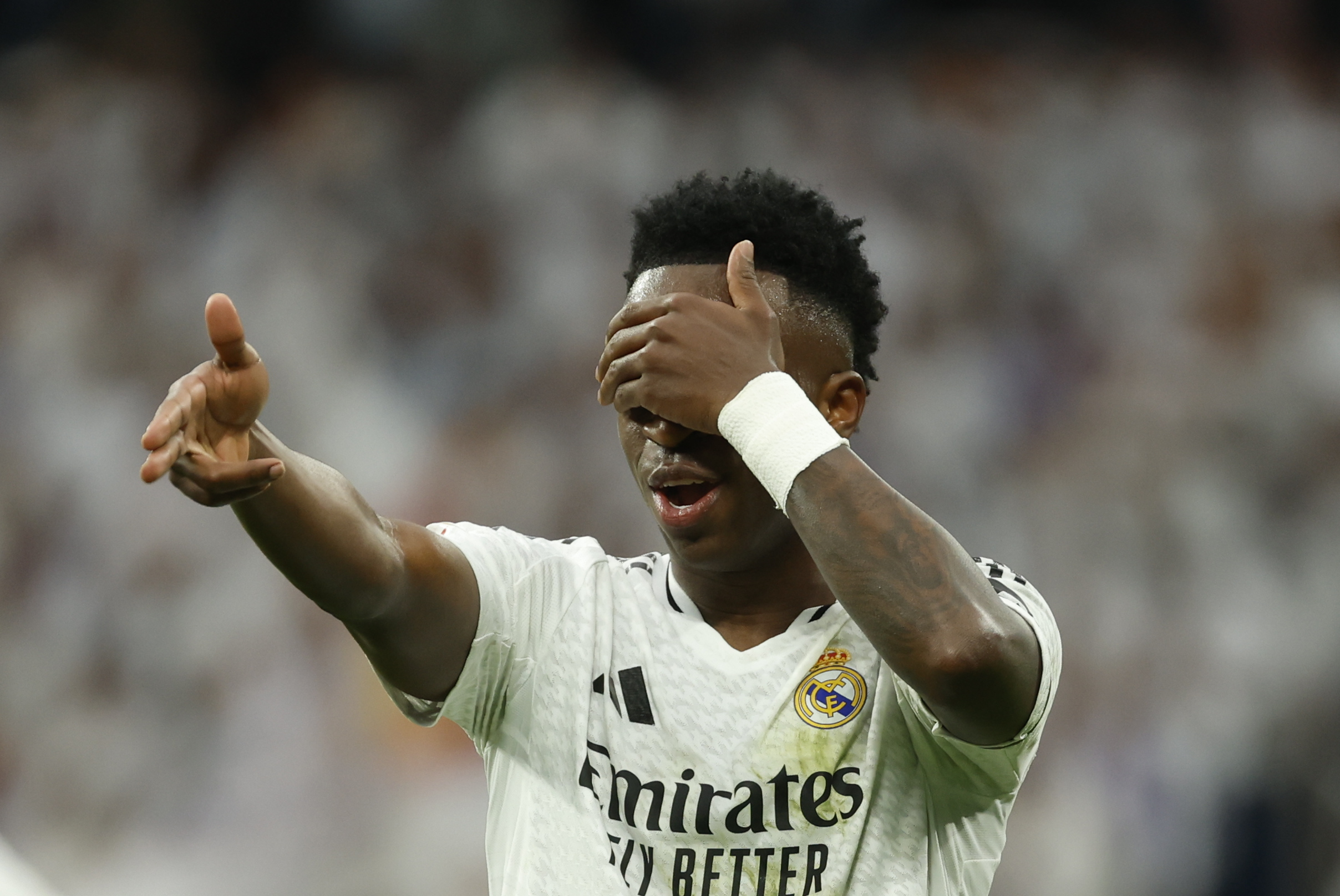 MADRID, 09/03/2025.- El delantero del Real Madrid Vinicius Jr celebra el segundo gol de su equipo durante el partido de la jornada 27 de LaLiga EA Sports entre el Real Madrid y el Rayo Vallecano este domingo en el Santiago Bernabéu. EFE/Mariscal