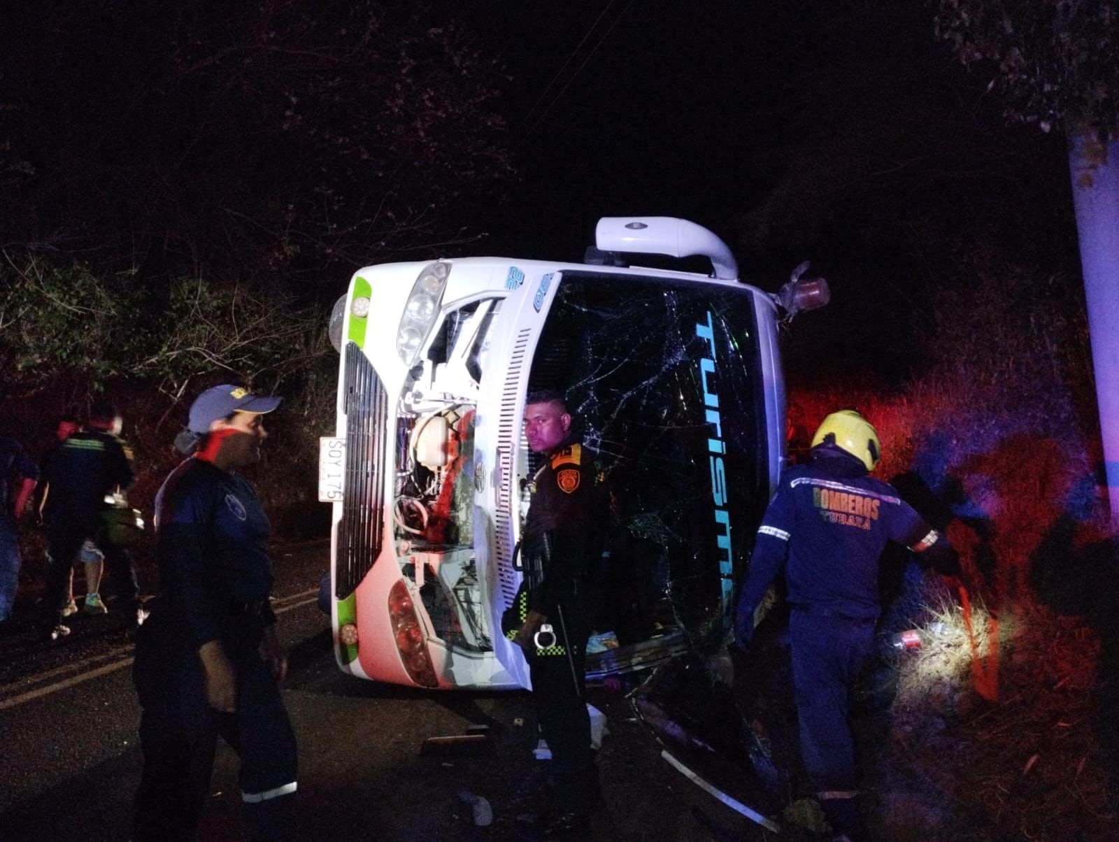Dos muertos y 50 heridos dejó accidente de bus que llevaba comparsas en Tubará