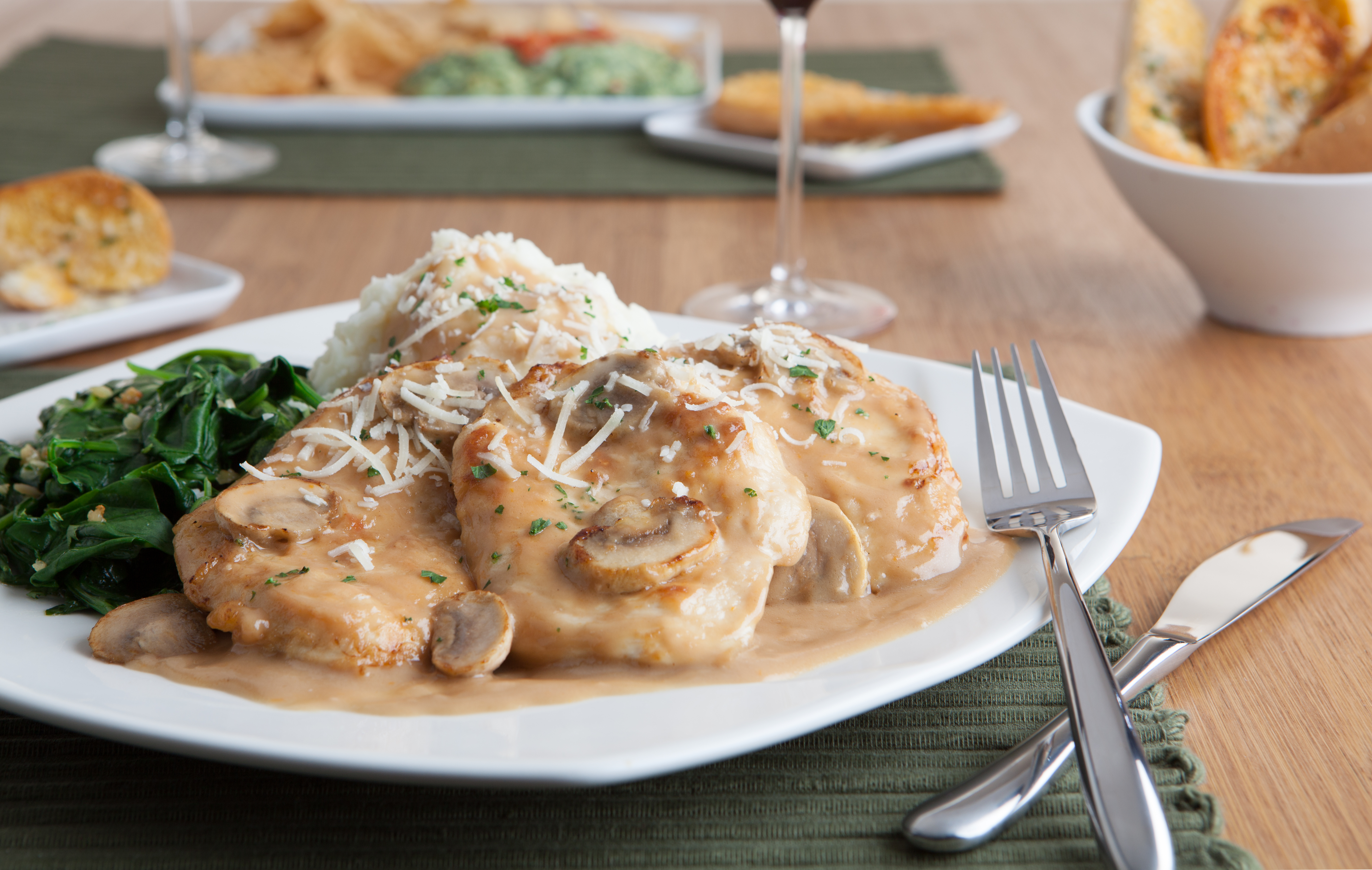 ¿Pollo con champiñones? La receta perfecta para salir de apuros en la cocina