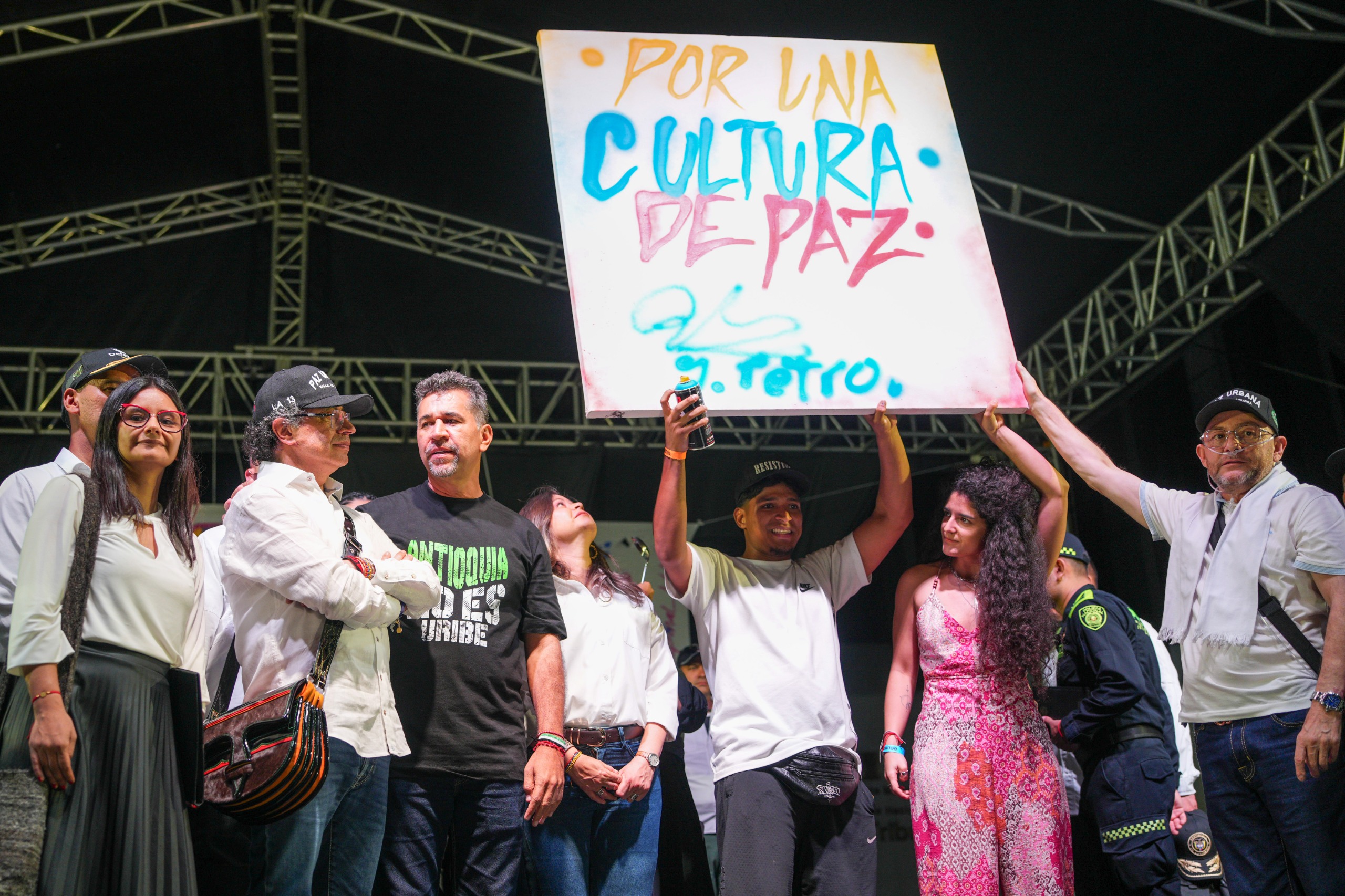 Petro firmó el sábado un cartel que decía “Por una cultura de paz”.