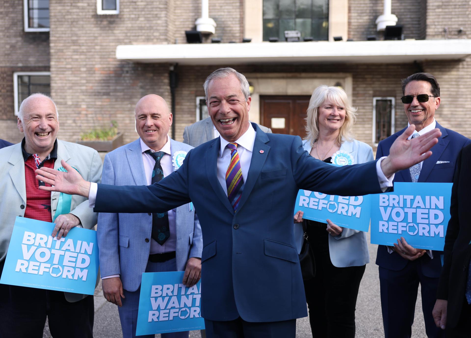Nigel Farage, líder de ultraderecha británica, renuncia como diputado en medio de escándalo