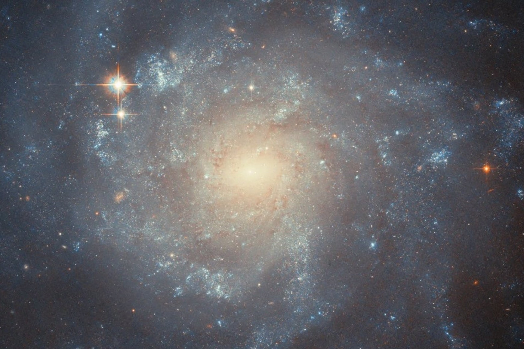 El telescopio Hubble captó galaxia en espiral distinguida por formación estelar