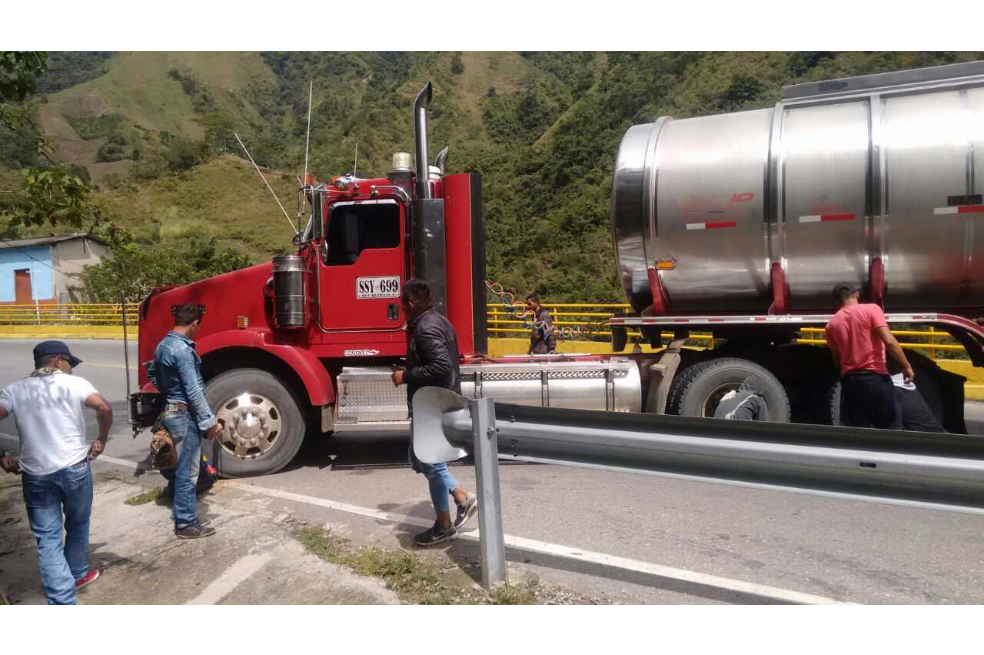 Bloquean la vía Panamericana entre Popayán y Cali por manifestaciones del 27N