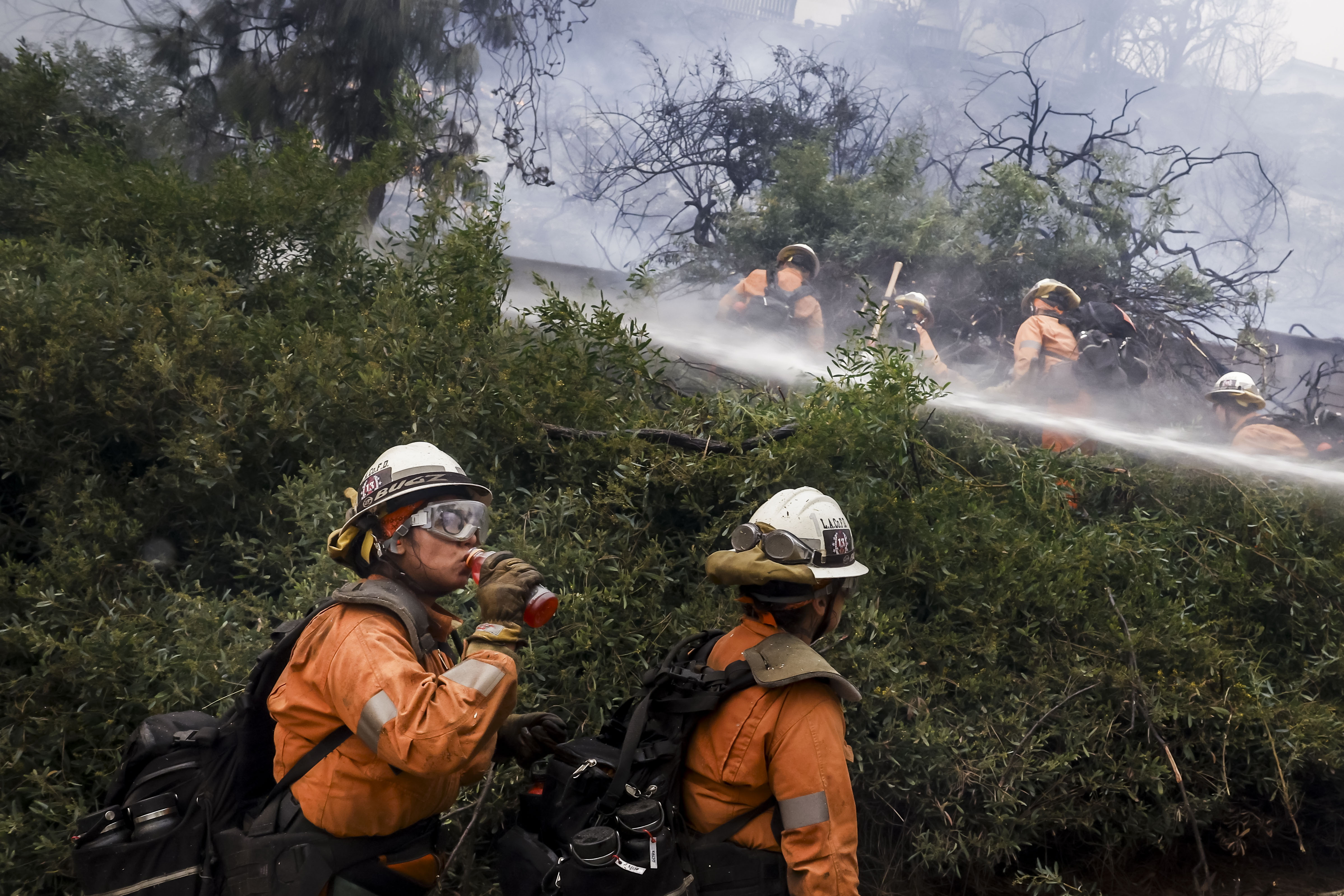 Bomberos toman posiciones para combatir el incendio forestal en Pacific Palisades.