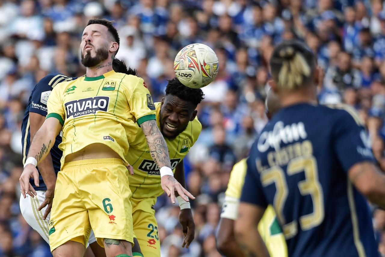 Santiago Jiménez (izq.) y Carlos Romaña fueron determinantes en la defensa del Atlético Bucaramanga.