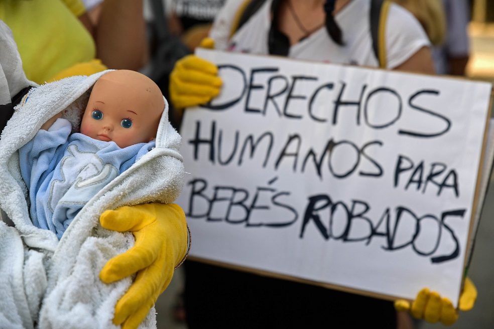 Médico que robó bebés durante dictadura de Franco fue absuelto por prescripción
