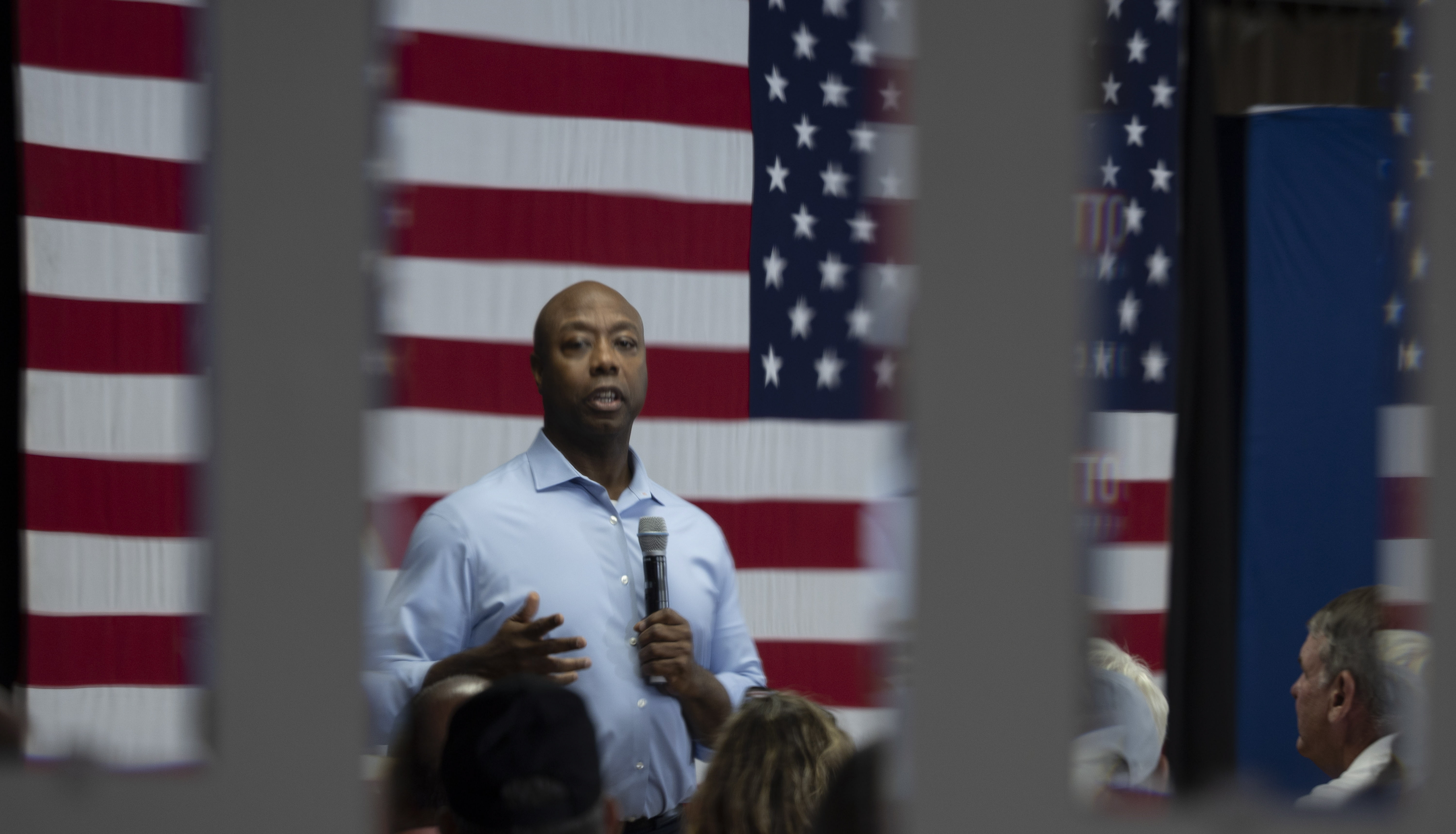 Salem (United States), 18/07/2023.- Senator Tim Scott, Republican candidate for US president, is reflected in mirrors as he addresses New Hampshire voters during a town hall style campaign stop in Salem, New Hampshire, USA, 18 July 2023. Scott is on a one day trip to the state of New Hamsphire, where the first Republican National Primary vote will take place in January of 2024. The Scott campaign recently announced they have reached the donor threshold required by the Republican National Committee to participate in debates, with the first to be held next month on 23 August in Milwaukee, Wisconsin. EFE/EPA/CJ GUNTHER