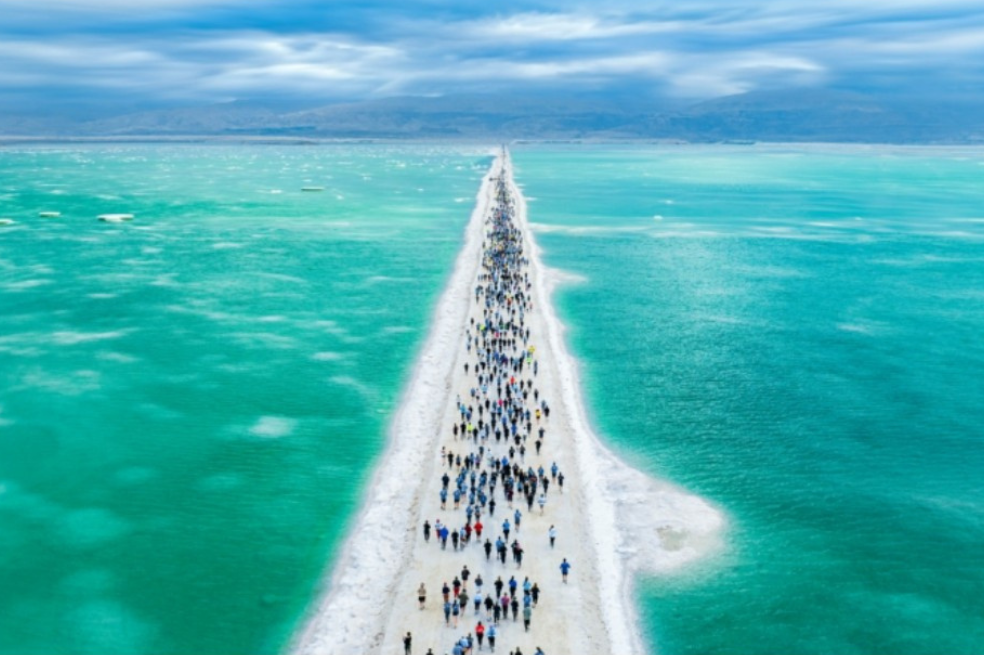 En "Deporte", la imagen "Corriendo con sal" de Shimon Perlstein obtuvo el primer puesto. Allí se observa a un grupo de corredores caminando por el Mar Muerto.
