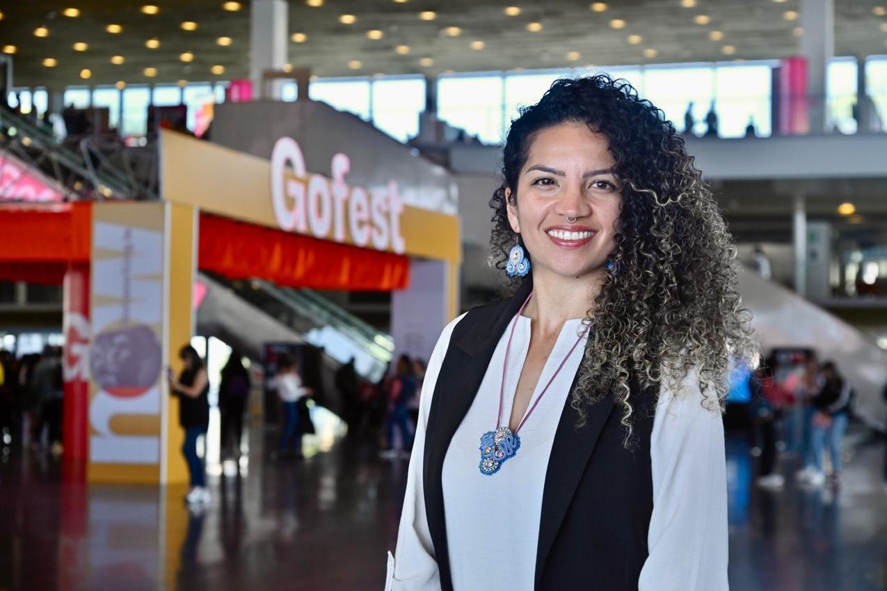 La ingeniera que fusiona bordado, joyería artesanal y moda circular en su negocio